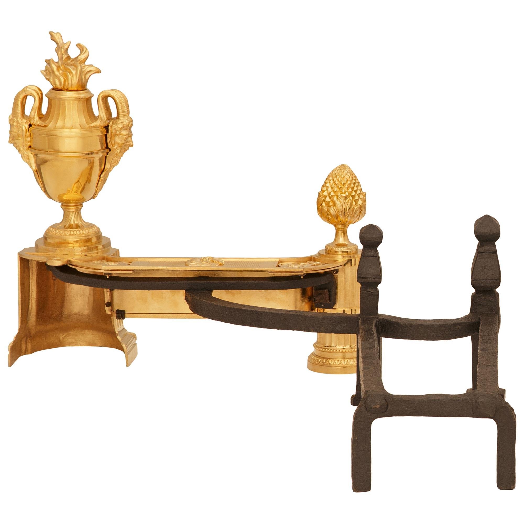 coppia di candelabri francesi del XIX secolo in stile Luigi XVI con ormolatura e ferro battuto in vendita 6