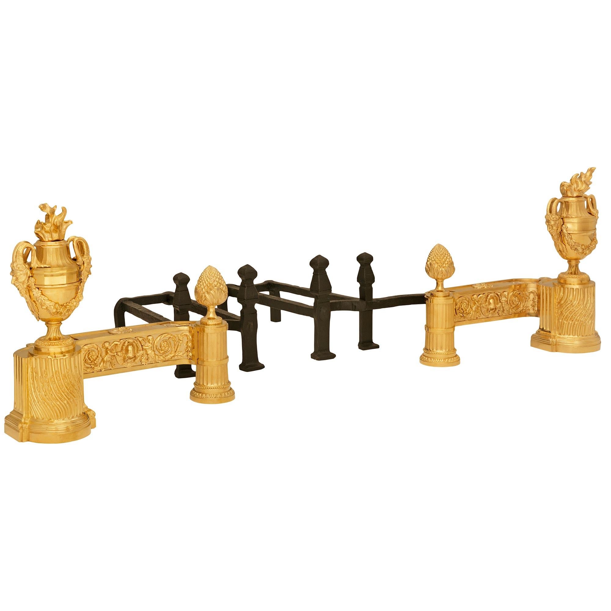Francese coppia di candelabri francesi del XIX secolo in stile Luigi XVI con ormolatura e ferro battuto in vendita