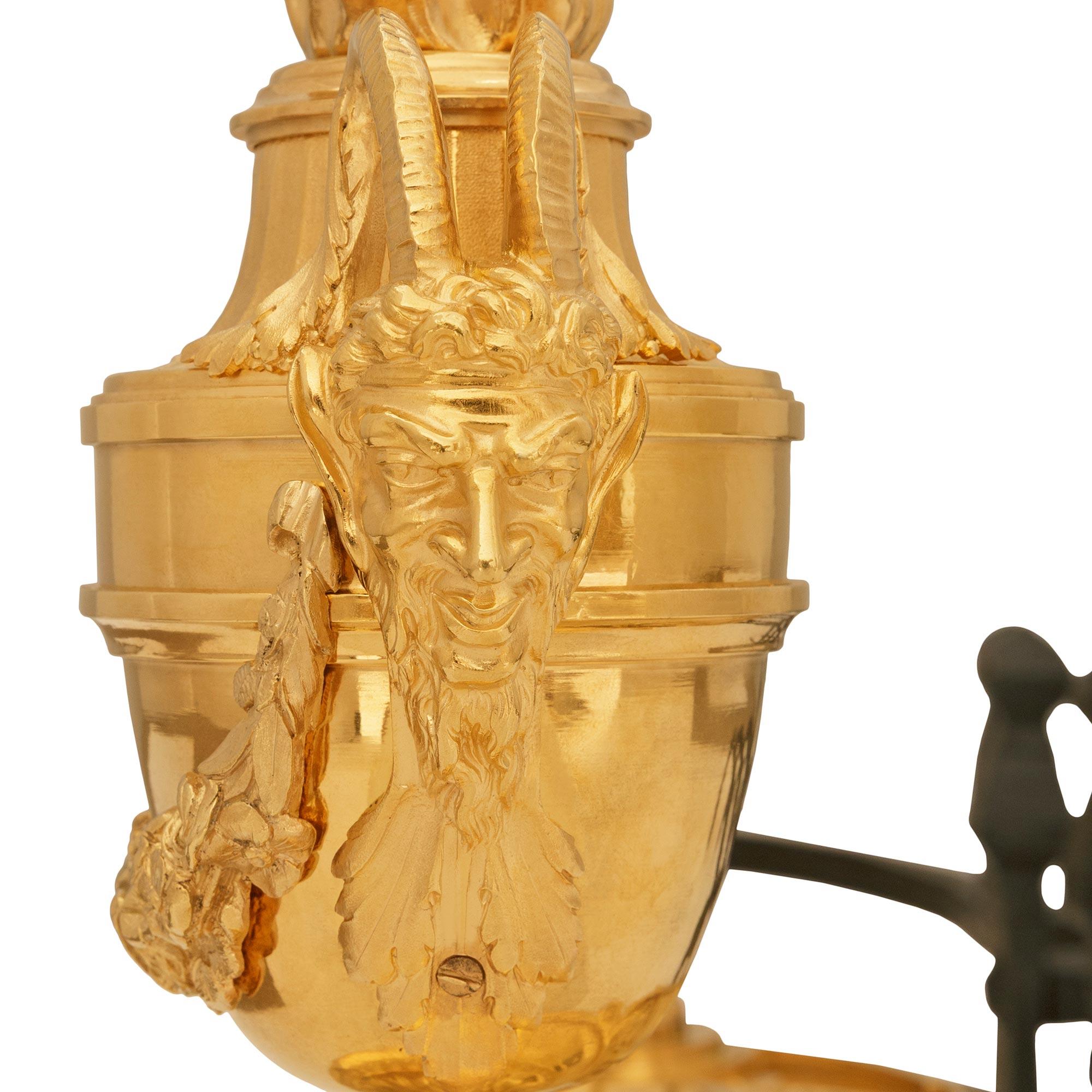 coppia di candelabri francesi del XIX secolo in stile Luigi XVI con ormolatura e ferro battuto in vendita 1