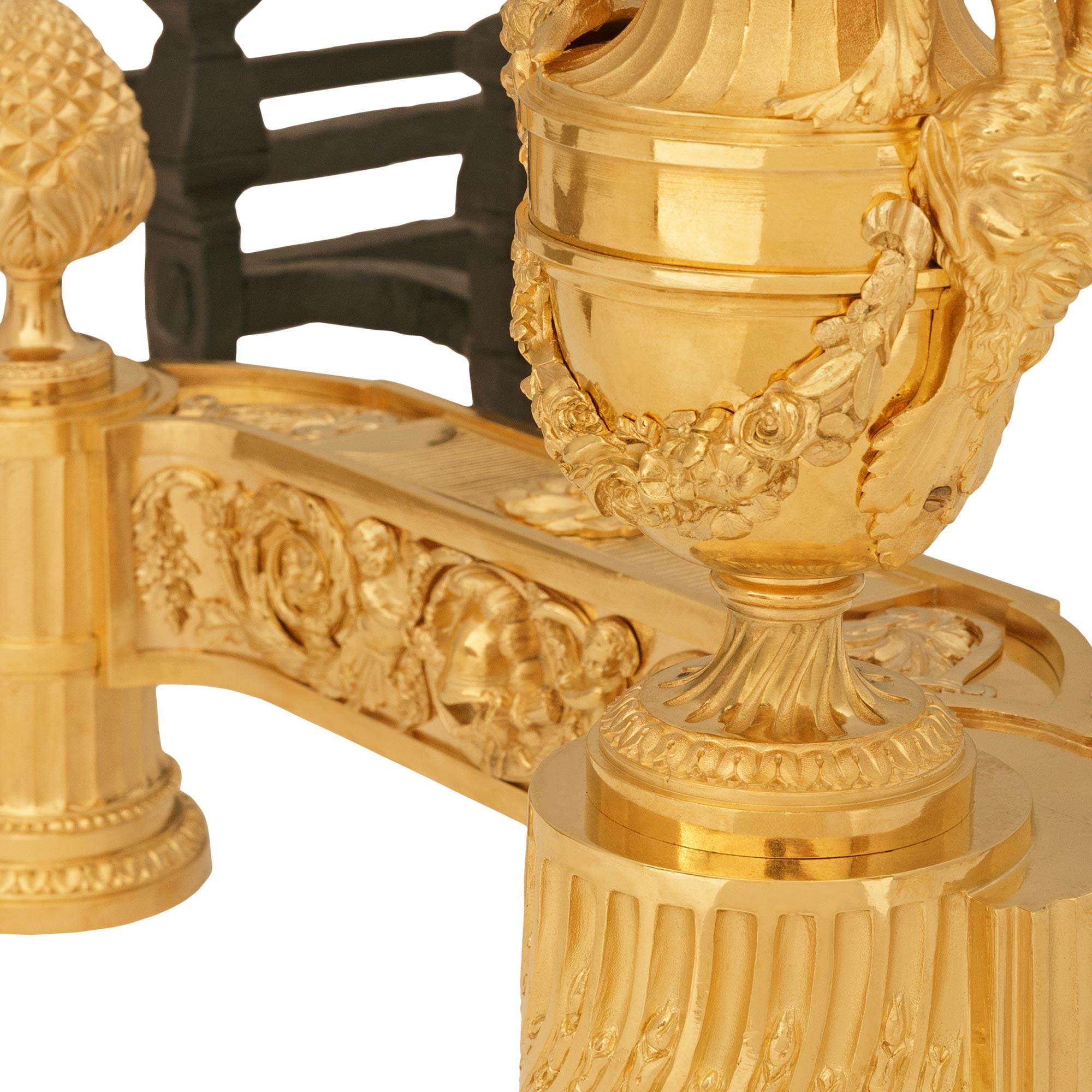 coppia di candelabri francesi del XIX secolo in stile Luigi XVI con ormolatura e ferro battuto in vendita 2