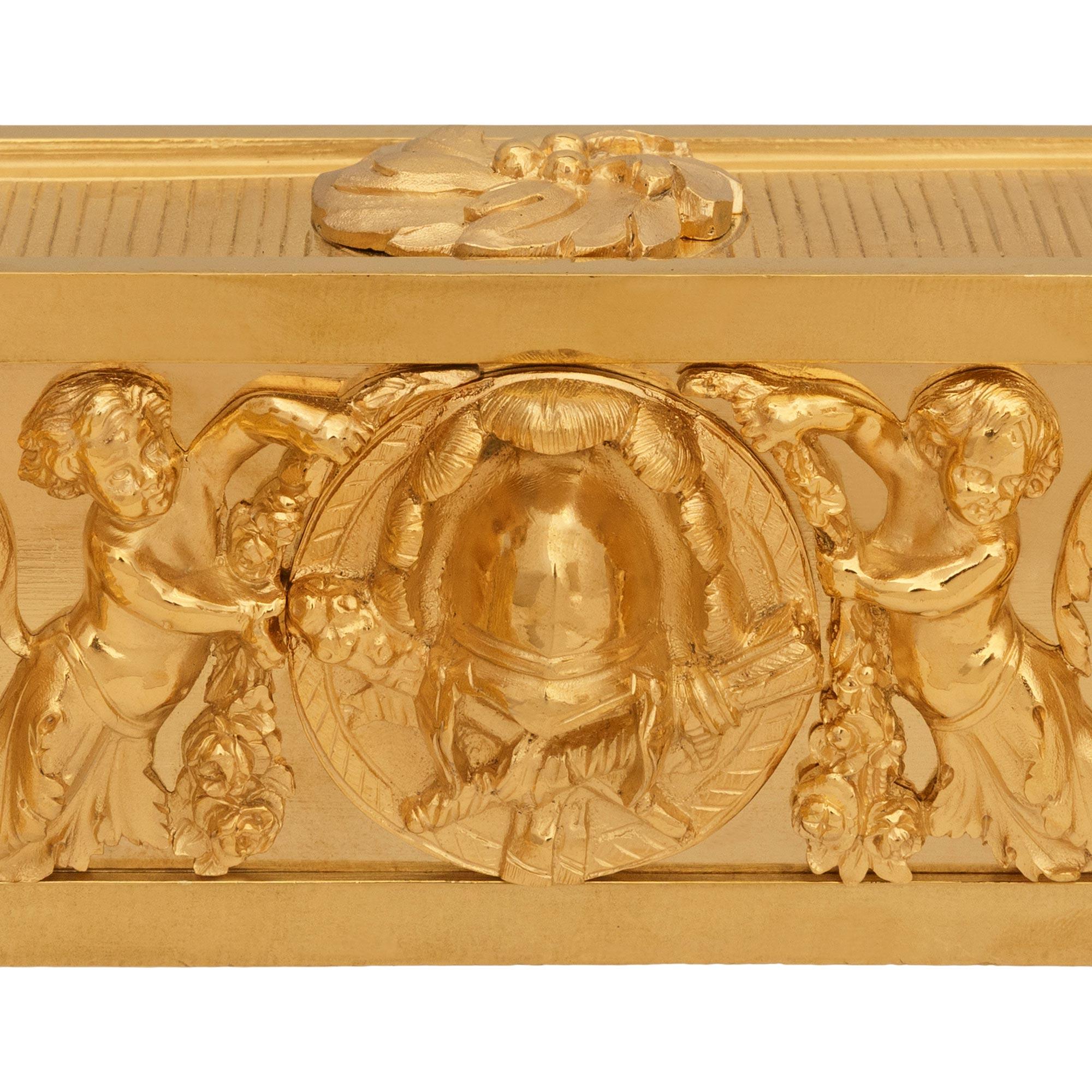 coppia di candelabri francesi del XIX secolo in stile Luigi XVI con ormolatura e ferro battuto in vendita 3
