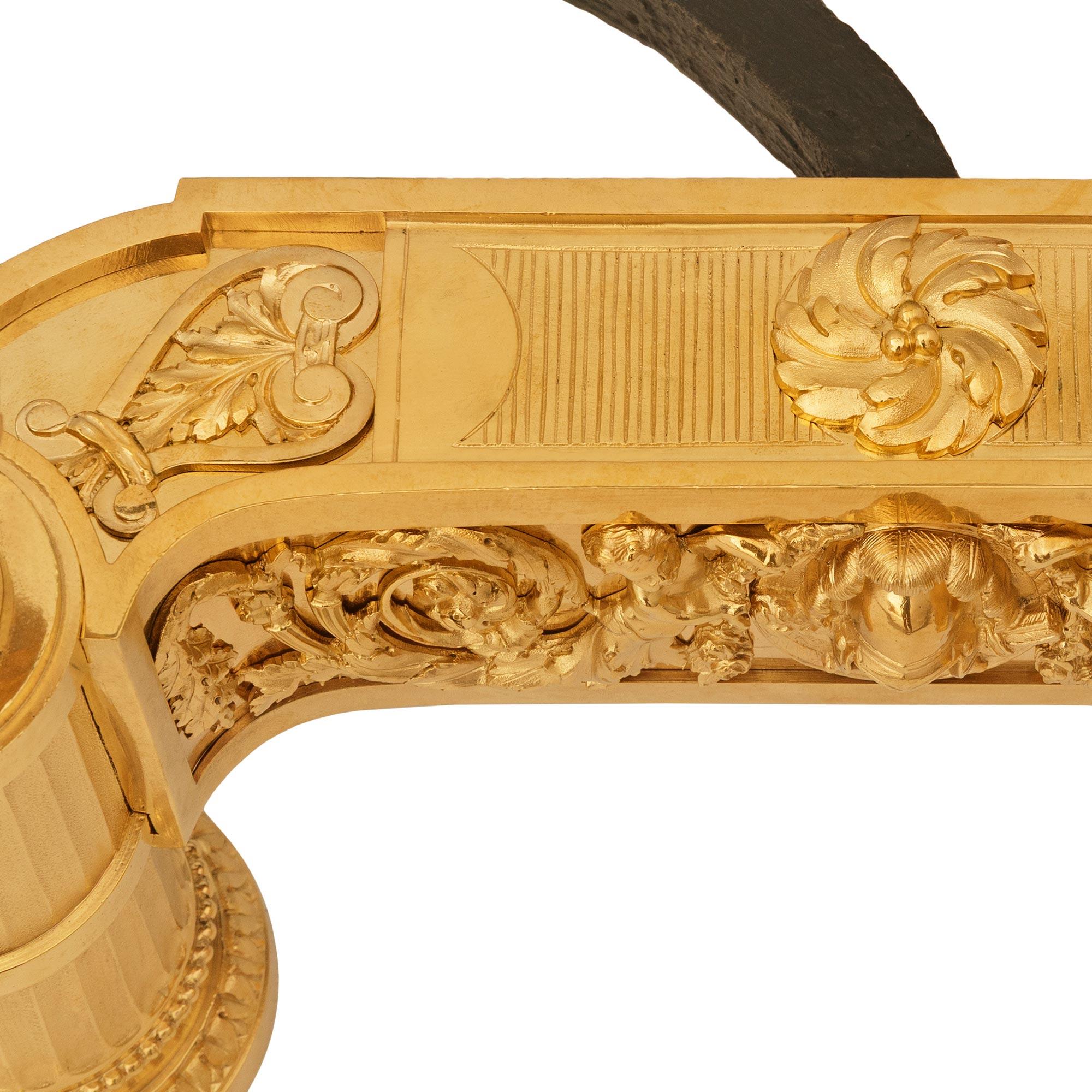 coppia di candelabri francesi del XIX secolo in stile Luigi XVI con ormolatura e ferro battuto in vendita 4