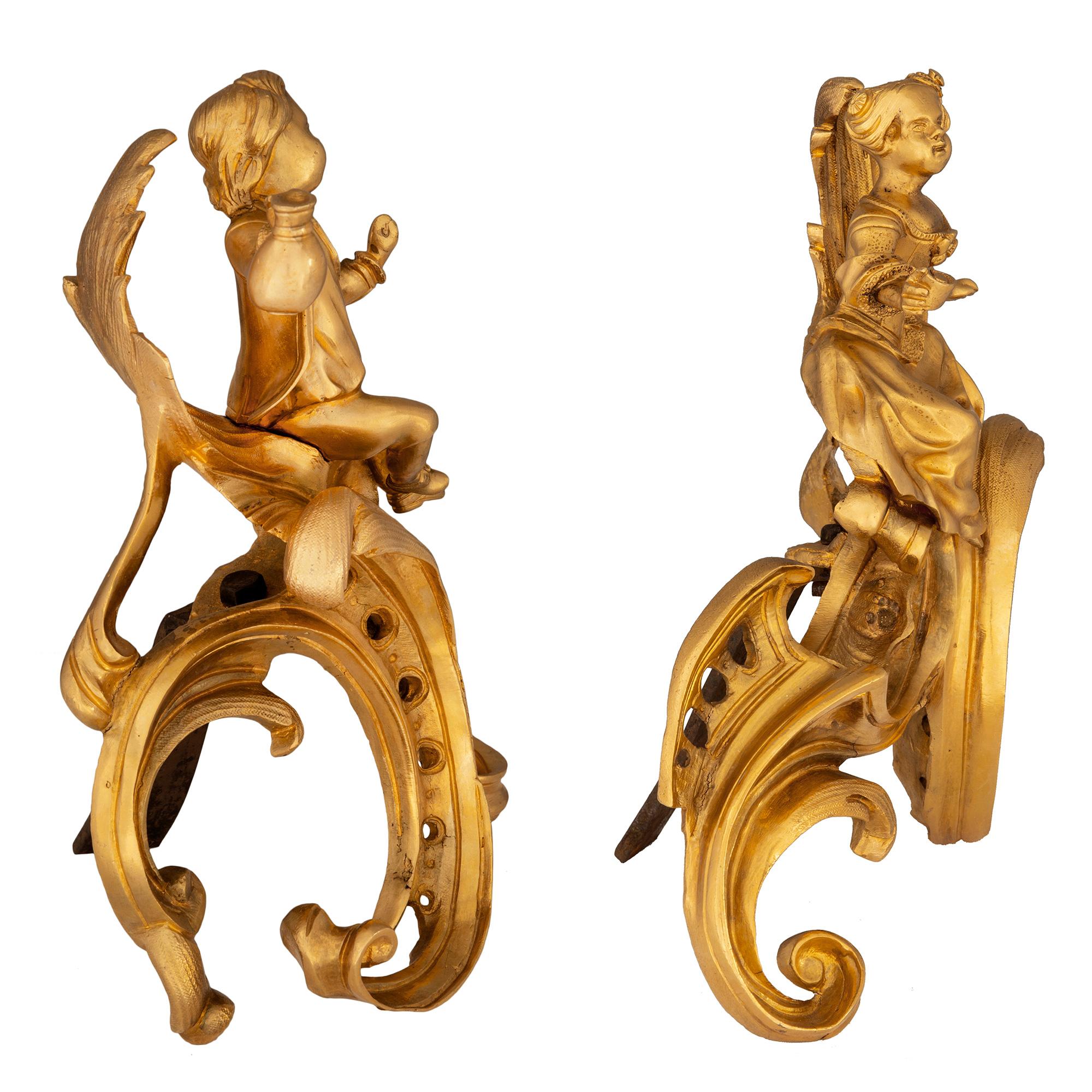 Paar französische Goldbronze-Feuerböcke im Stil Louis XVI. des 19. Jahrhunderts (Französisch) im Angebot