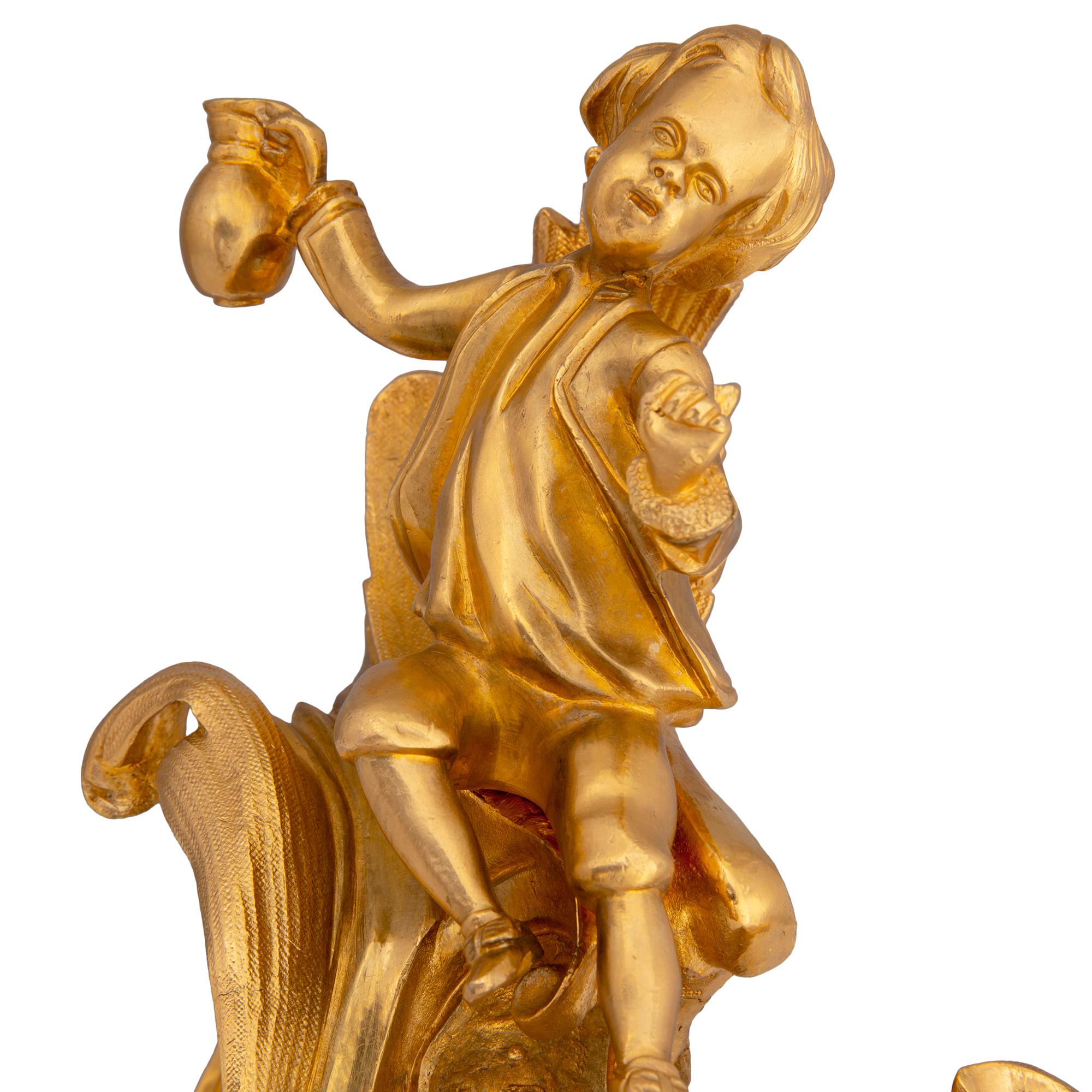 XIXe siècle Paire de chenets français de style Louis XVI du 19ème siècle en bronze doré en vente