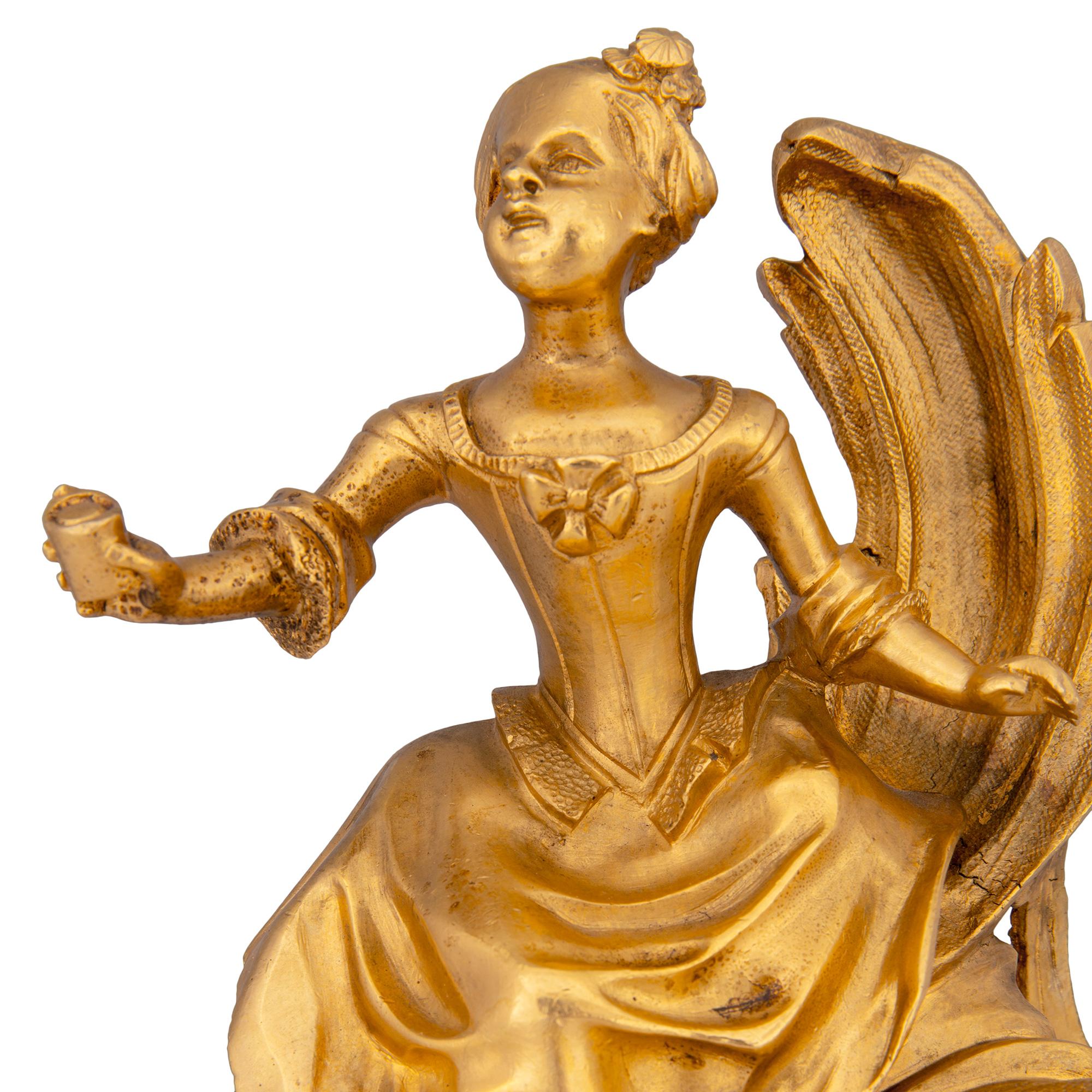 Bronze doré Paire de chenets français de style Louis XVI du 19ème siècle en bronze doré en vente