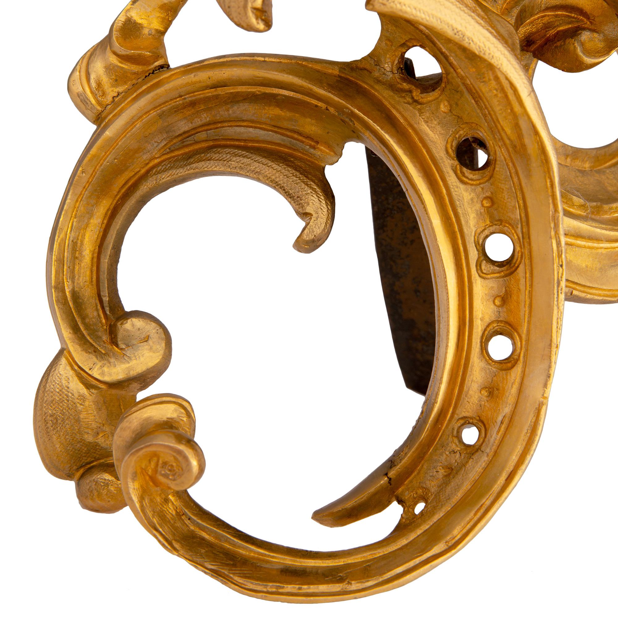 Coppia di Androni francesi del XIX secolo in stile Luigi XVI con ormolu in vendita 2