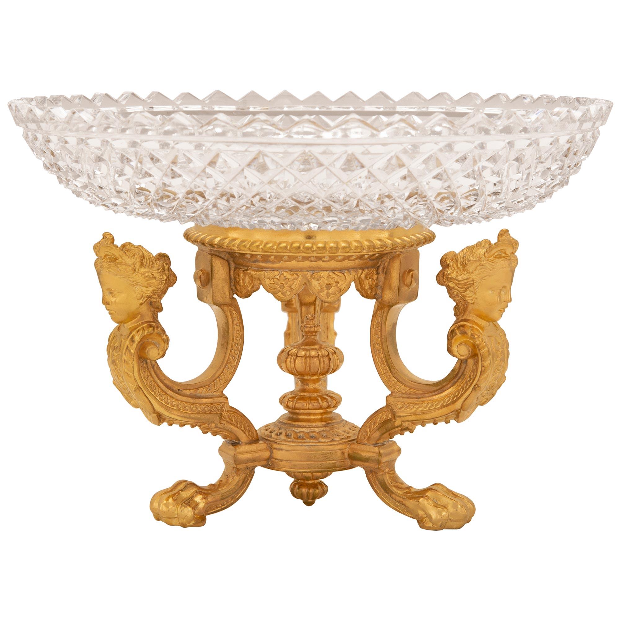 Paar französische Tafelaufsätze aus Goldbronze und Baccarat-Kristall im Louis-XVI-Stil des 19. Jahrhunderts (Louis XVI.) im Angebot