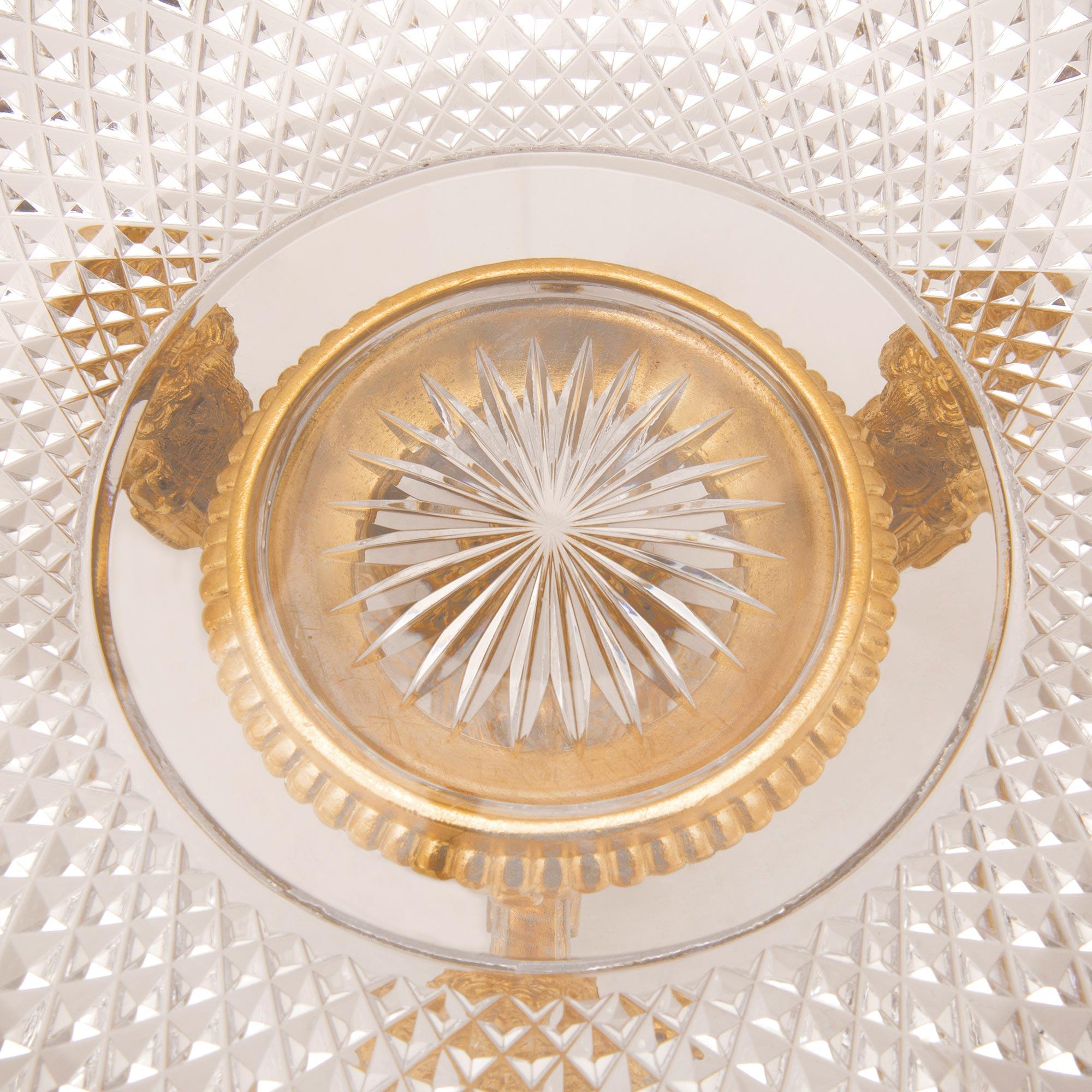 Cristal Paire de centres de table Louis XVI du 19ème siècle en ormolu et cristal de Baccarat en vente