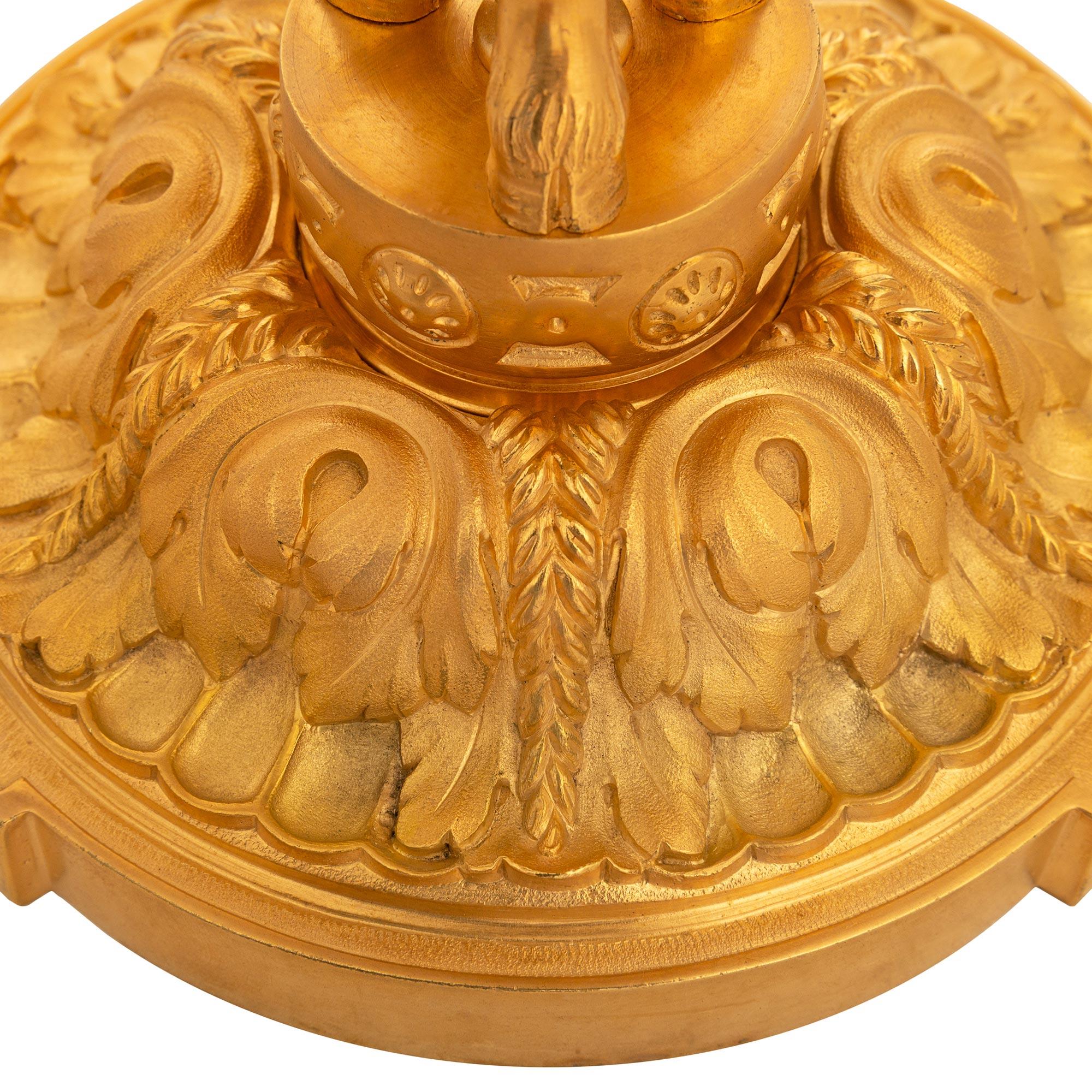 Similoro Coppia di lampade a candelabro francesi del XIX secolo in stile Luigi XVI Ormolu Bouillotte in vendita