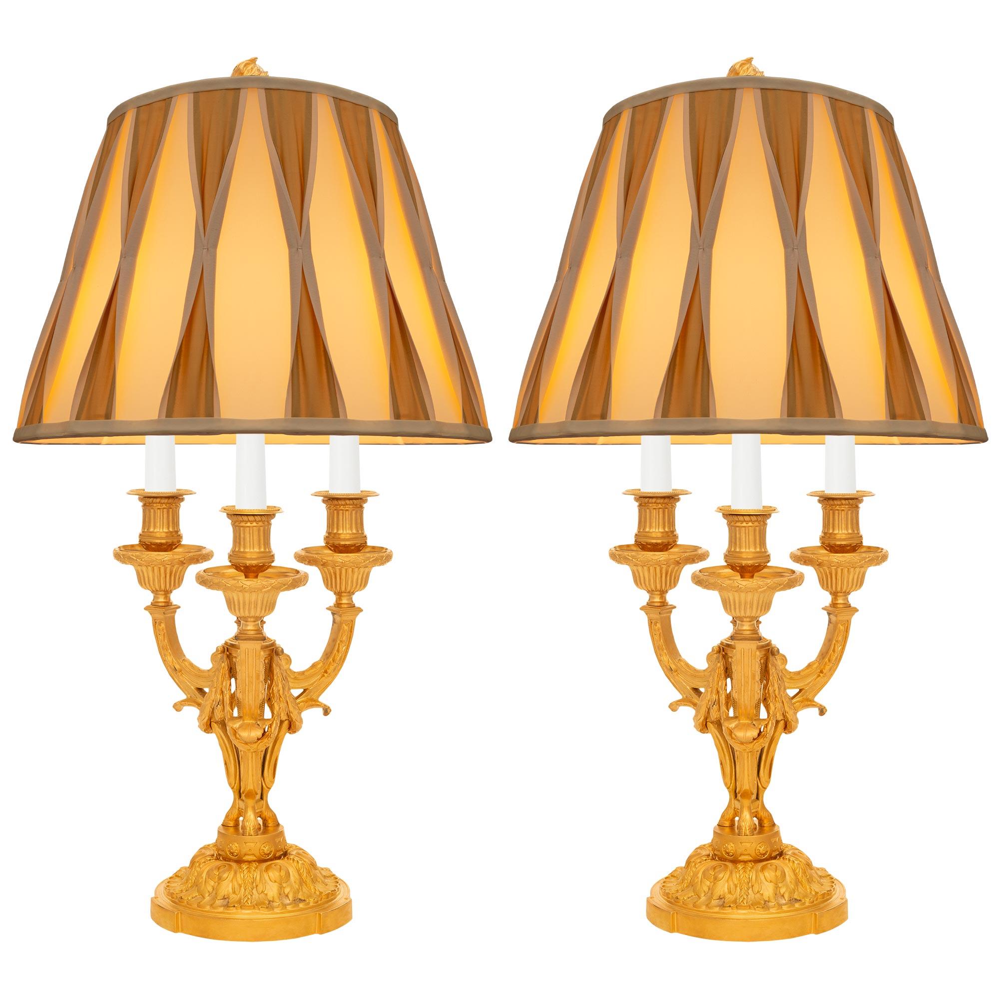 Coppia di lampade a candelabro francesi del XIX secolo in stile Luigi XVI Ormolu Bouillotte in vendita 2