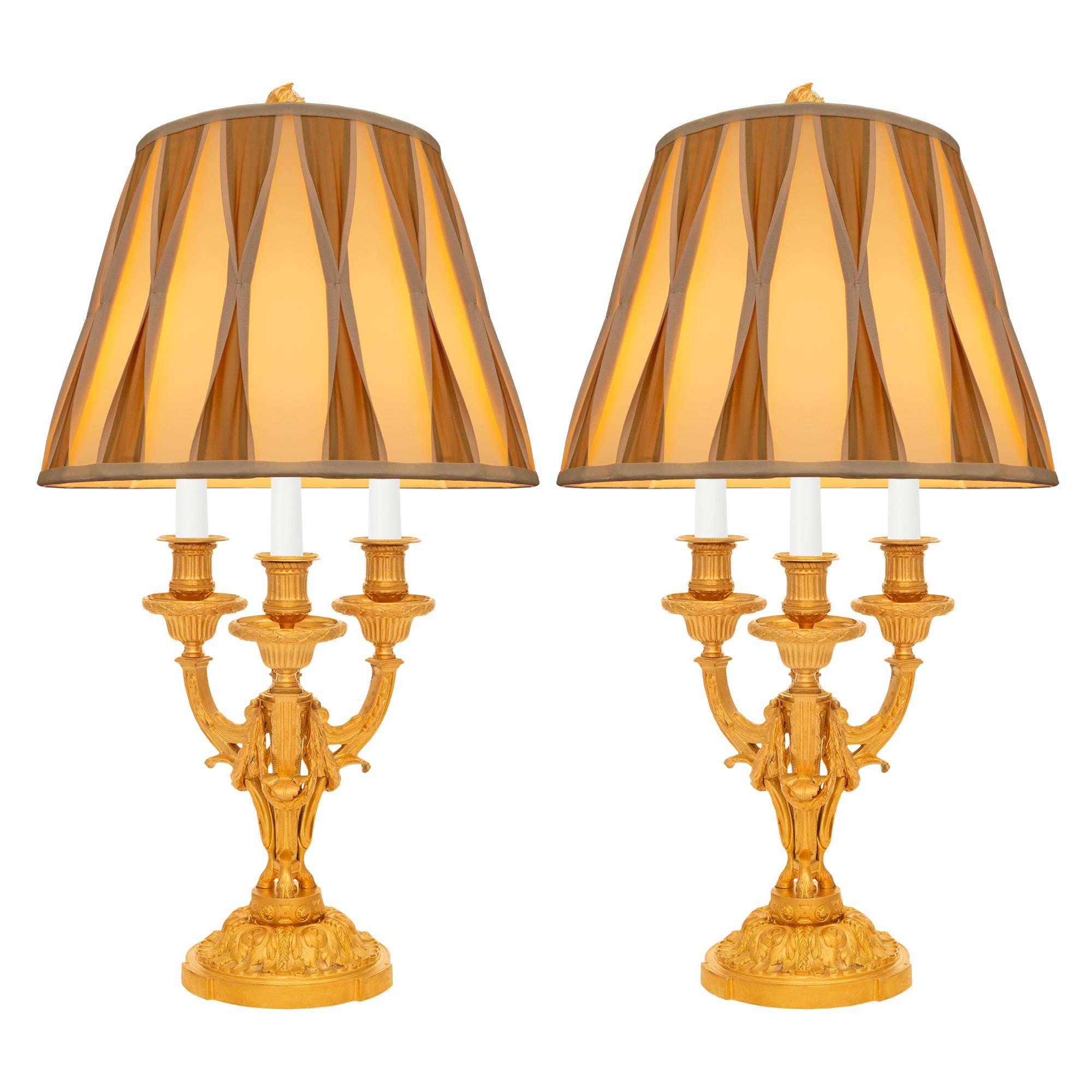 Paire de candélabres bouillotte Louis XVI du 19ème siècle en bronze doré en vente