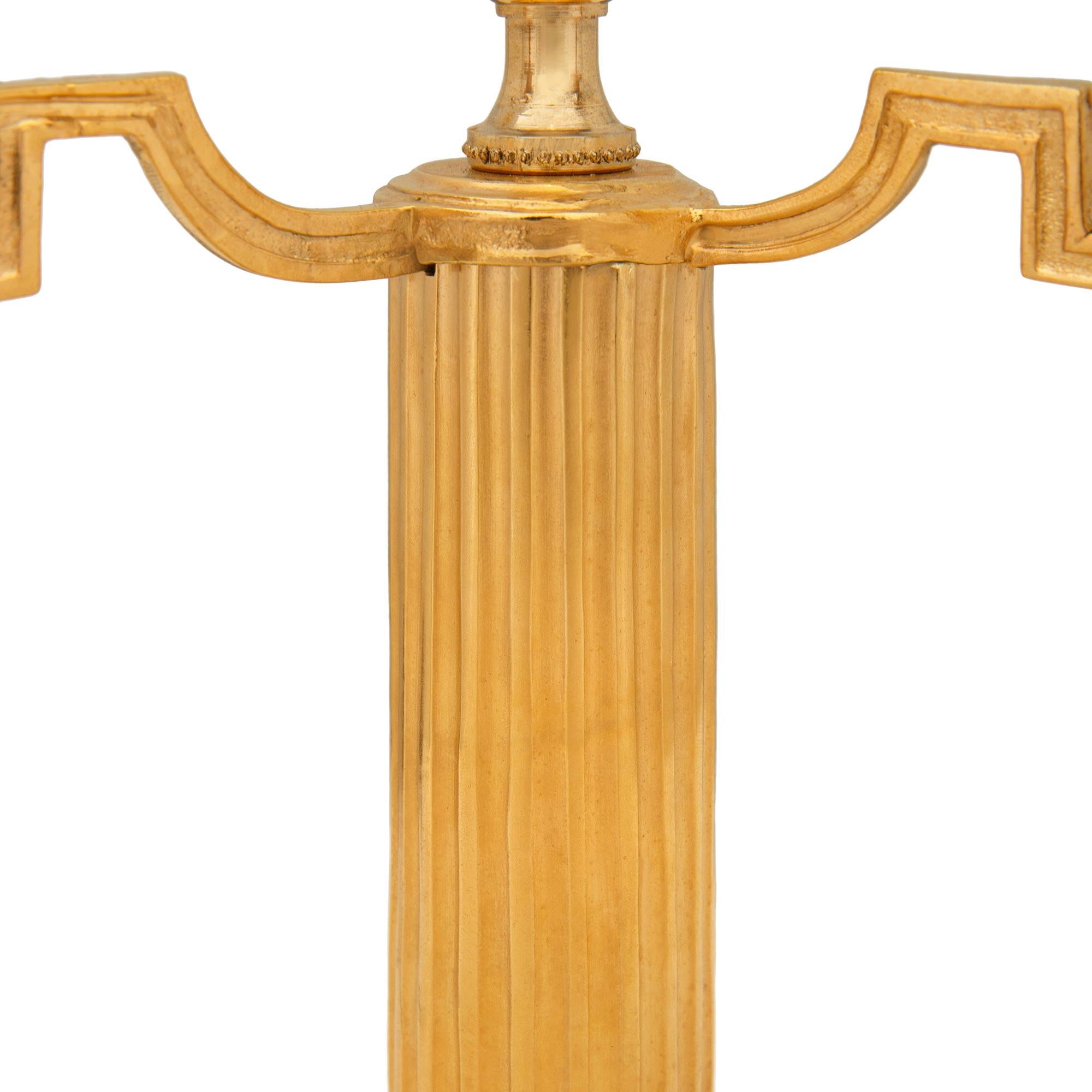 Pareja de lámparas Bouillotte Ormolu francesas del siglo XIX, estilo Luis XVI Ormolú en venta