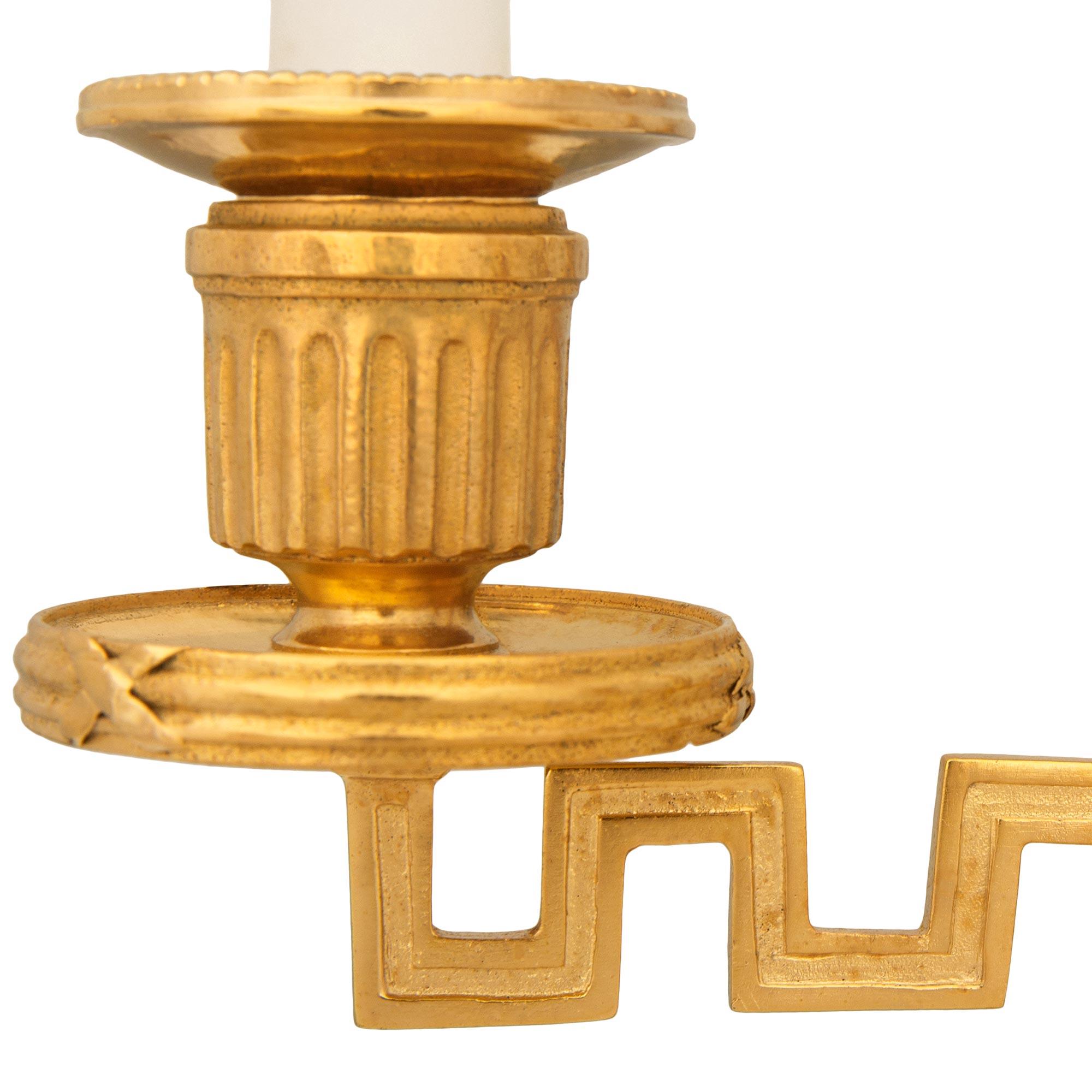 Pareja de lámparas Bouillotte Ormolu francesas del siglo XIX, estilo Luis XVI en venta 1