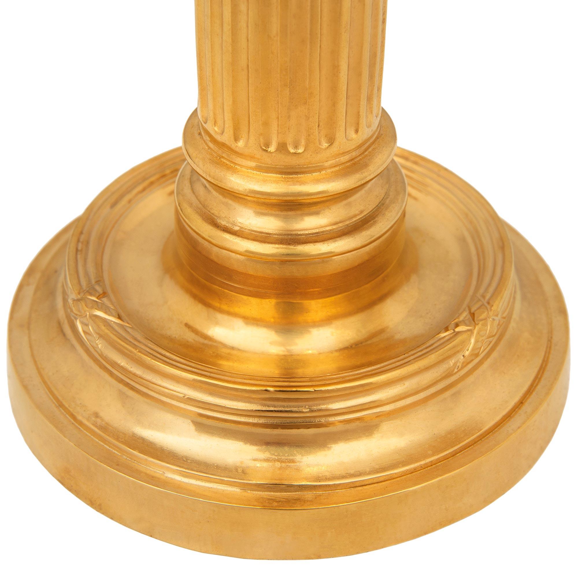 Pareja de lámparas Bouillotte Ormolu francesas del siglo XIX, estilo Luis XVI en venta 2