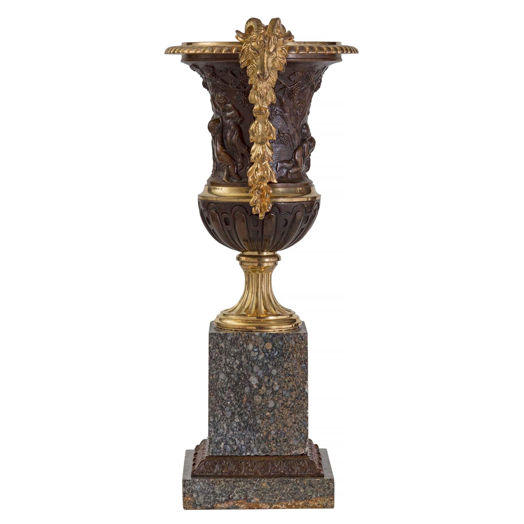 Patiné Paire d'urnes françaises Louis XVI du 19ème siècle en bronze, bronze et granit en vente