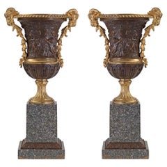 Paire d'urnes françaises Louis XVI du 19ème siècle en bronze, bronze et granit