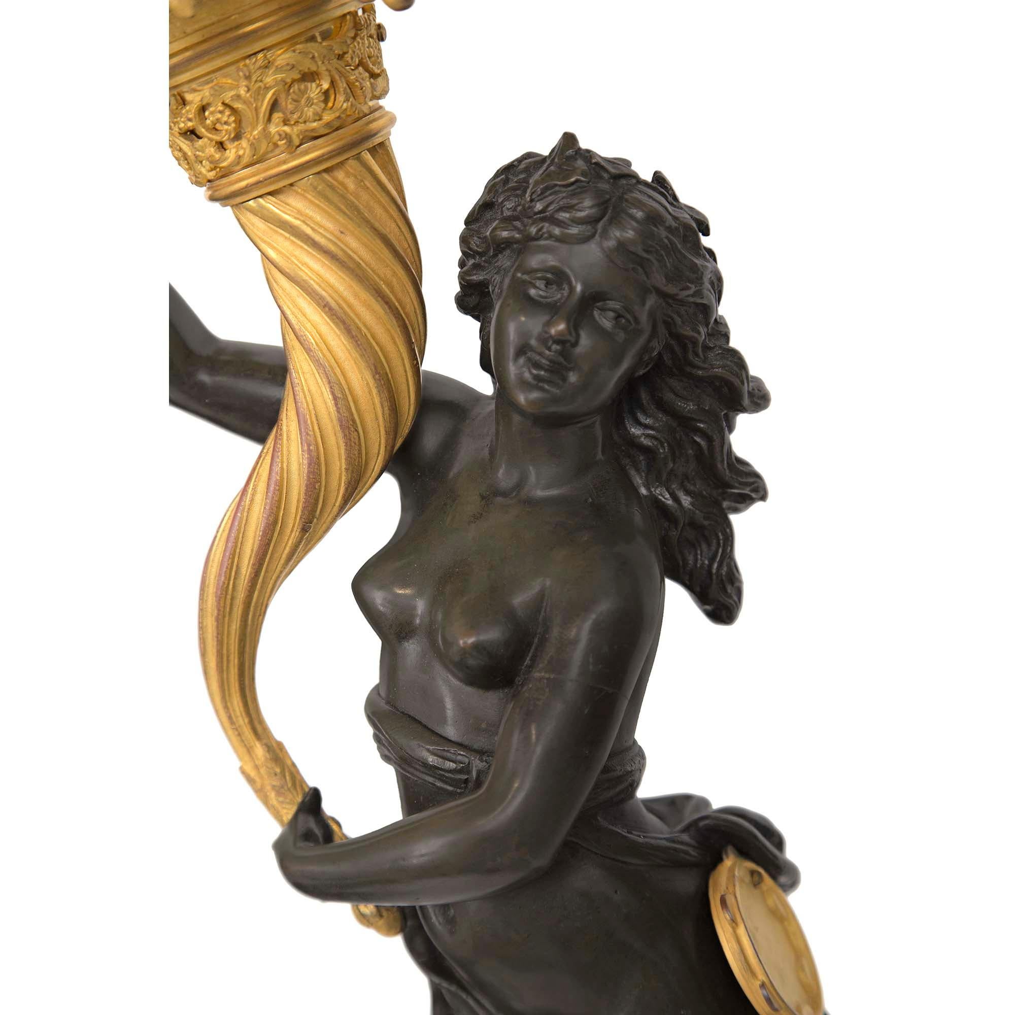 Coppia di candelabri francesi del XIX secolo in stile Luigi XVI con ormeggio, bronzo e marmo in vendita 4