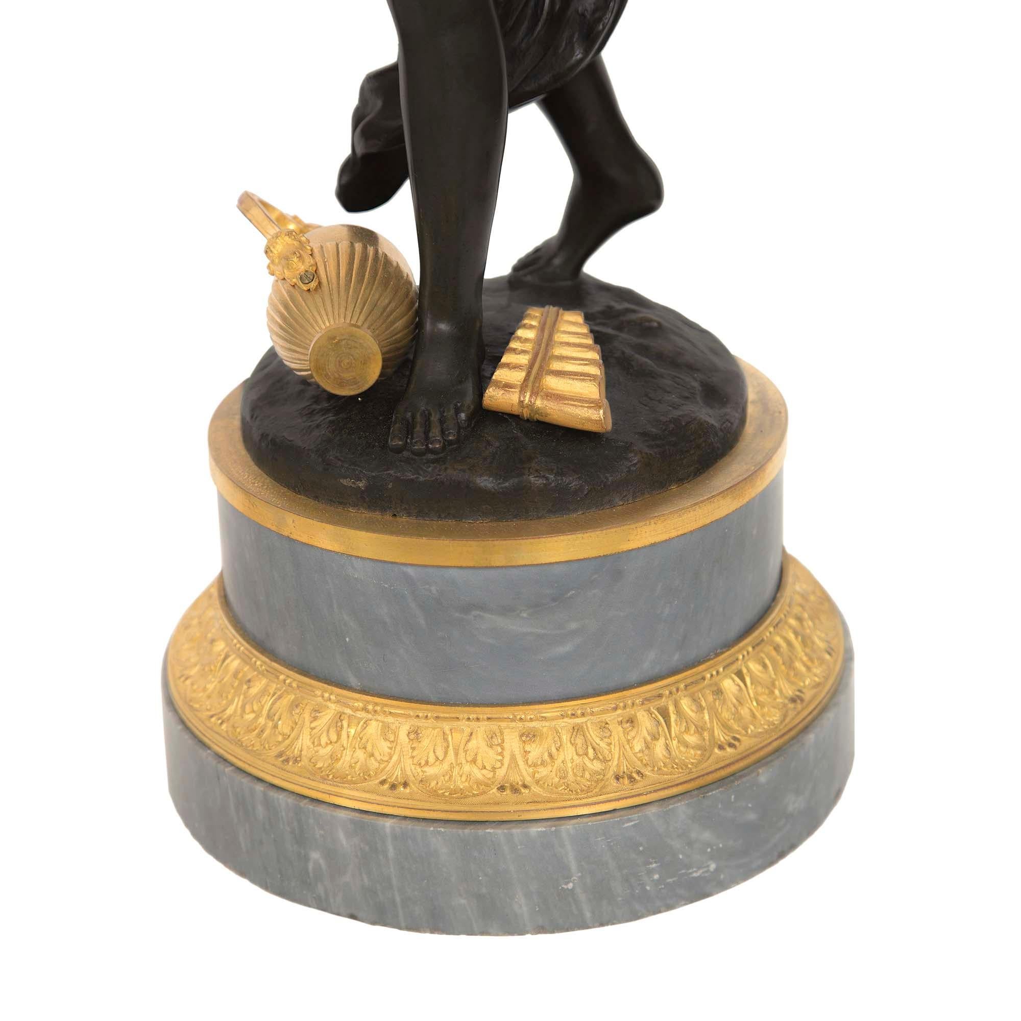 Coppia di candelabri francesi del XIX secolo in stile Luigi XVI con ormeggio, bronzo e marmo in vendita 6