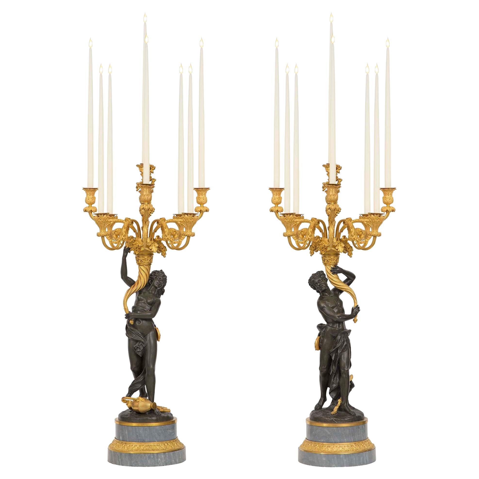 Paire de candélabres français du XIXe siècle de style Louis XVI en bronze doré, bronze et marbre