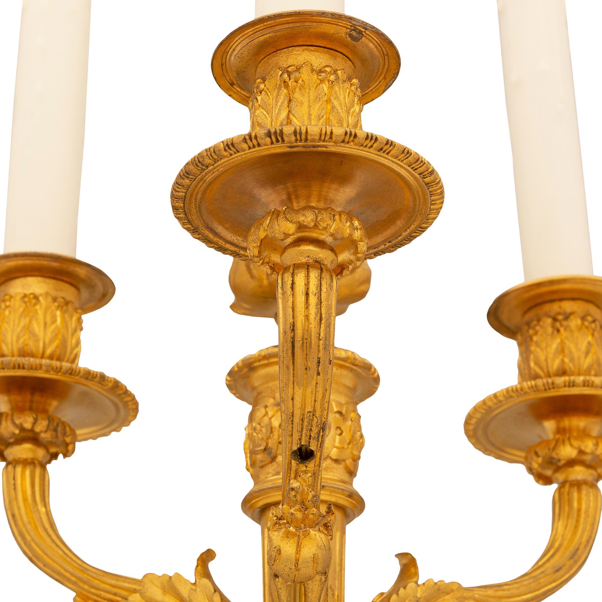 Paire de candélabres en bronze doré de style Louis XVI du XIXe siècle français Bon état - En vente à West Palm Beach, FL