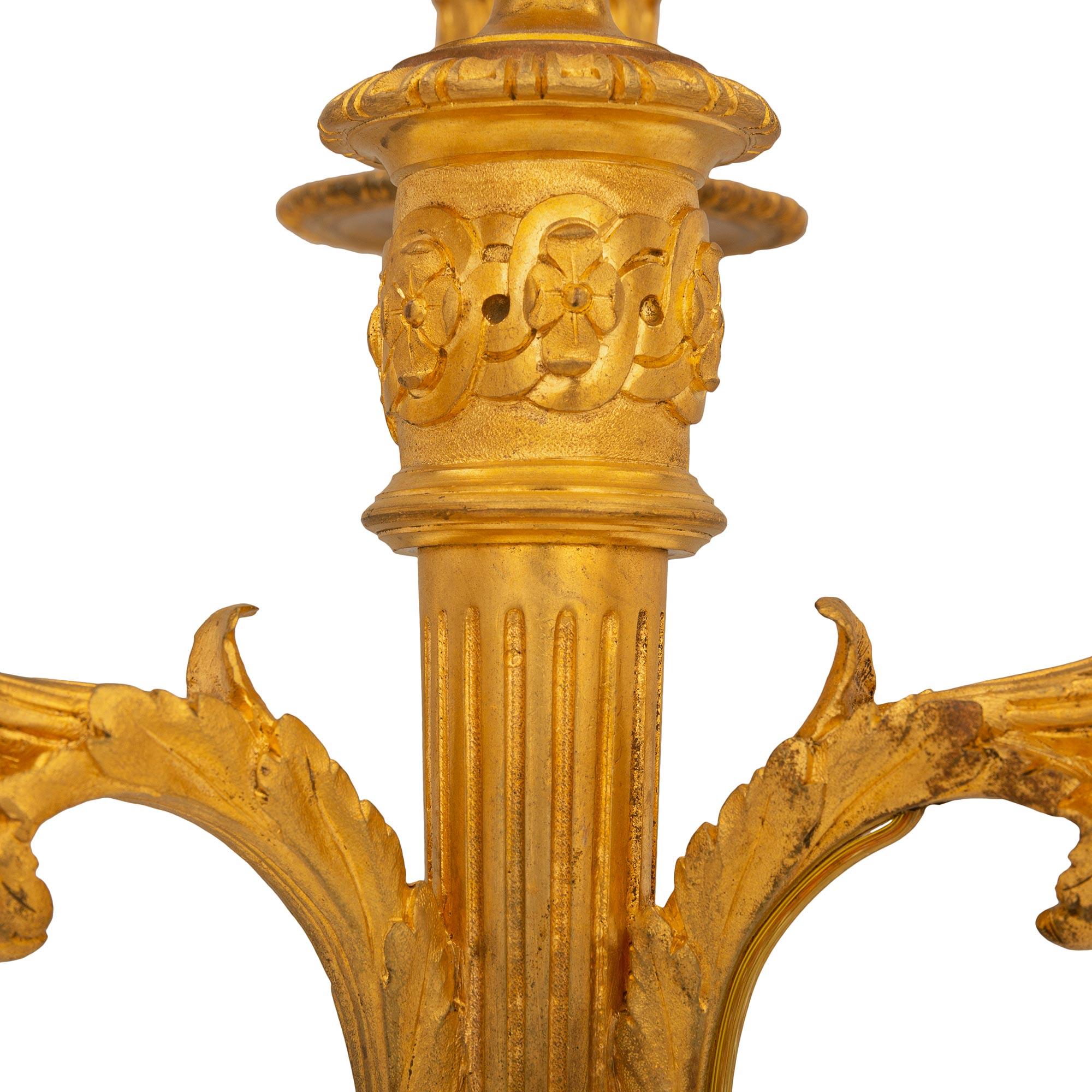 Bronze doré Paire de candélabres en bronze doré de style Louis XVI du XIXe siècle français en vente