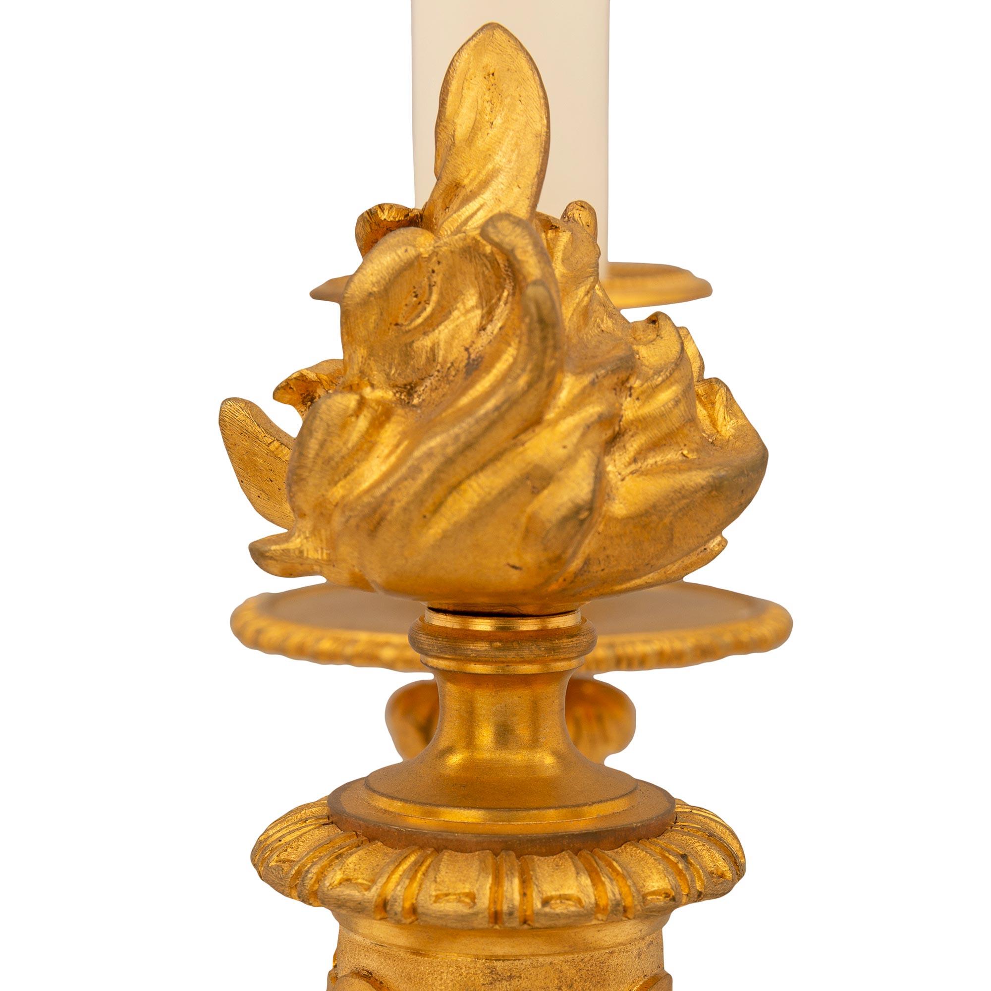 Paire de candélabres en bronze doré de style Louis XVI du XIXe siècle français en vente 1