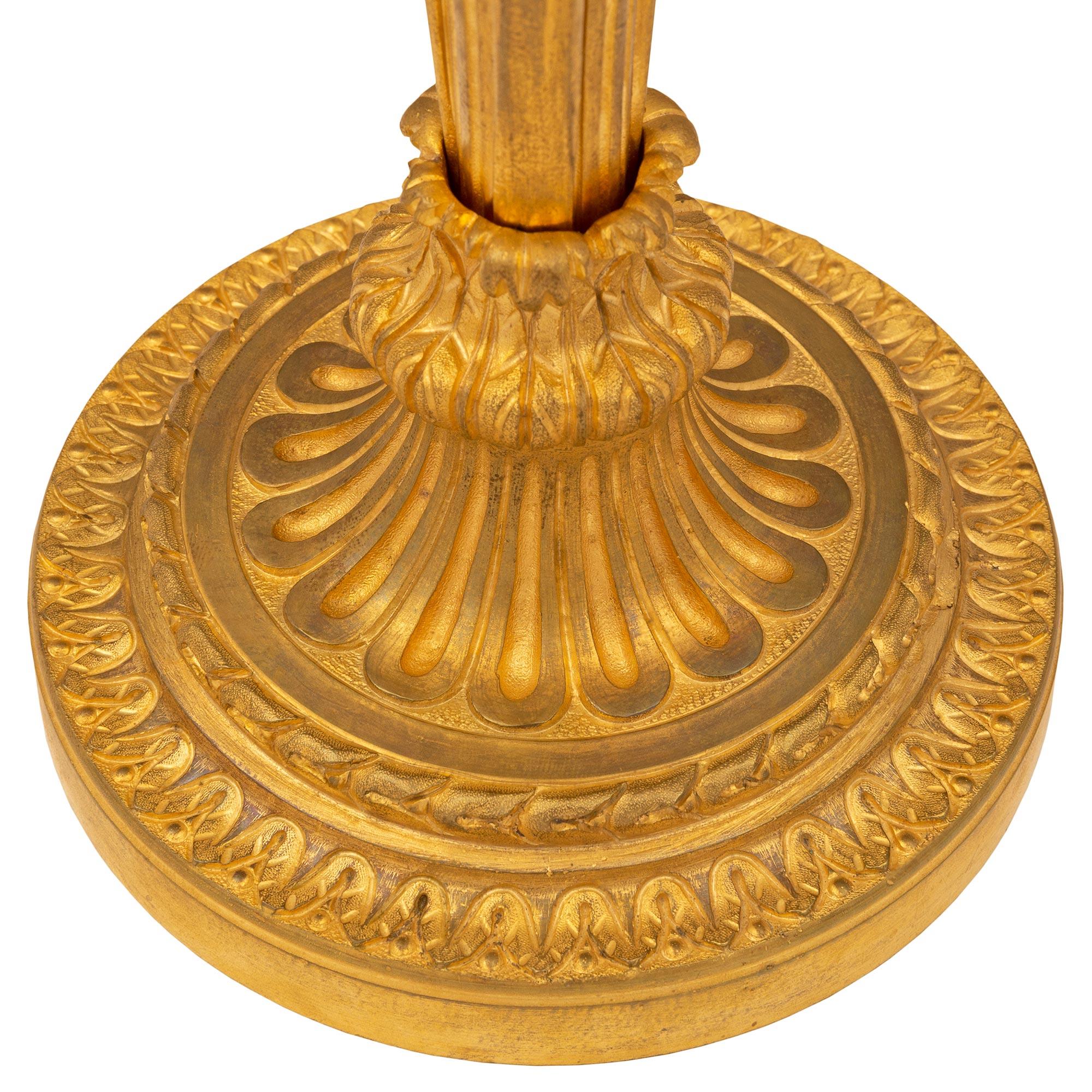 Coppia di lampade a candelabro francesi del XIX secolo in stile Luigi XVI in vendita 2