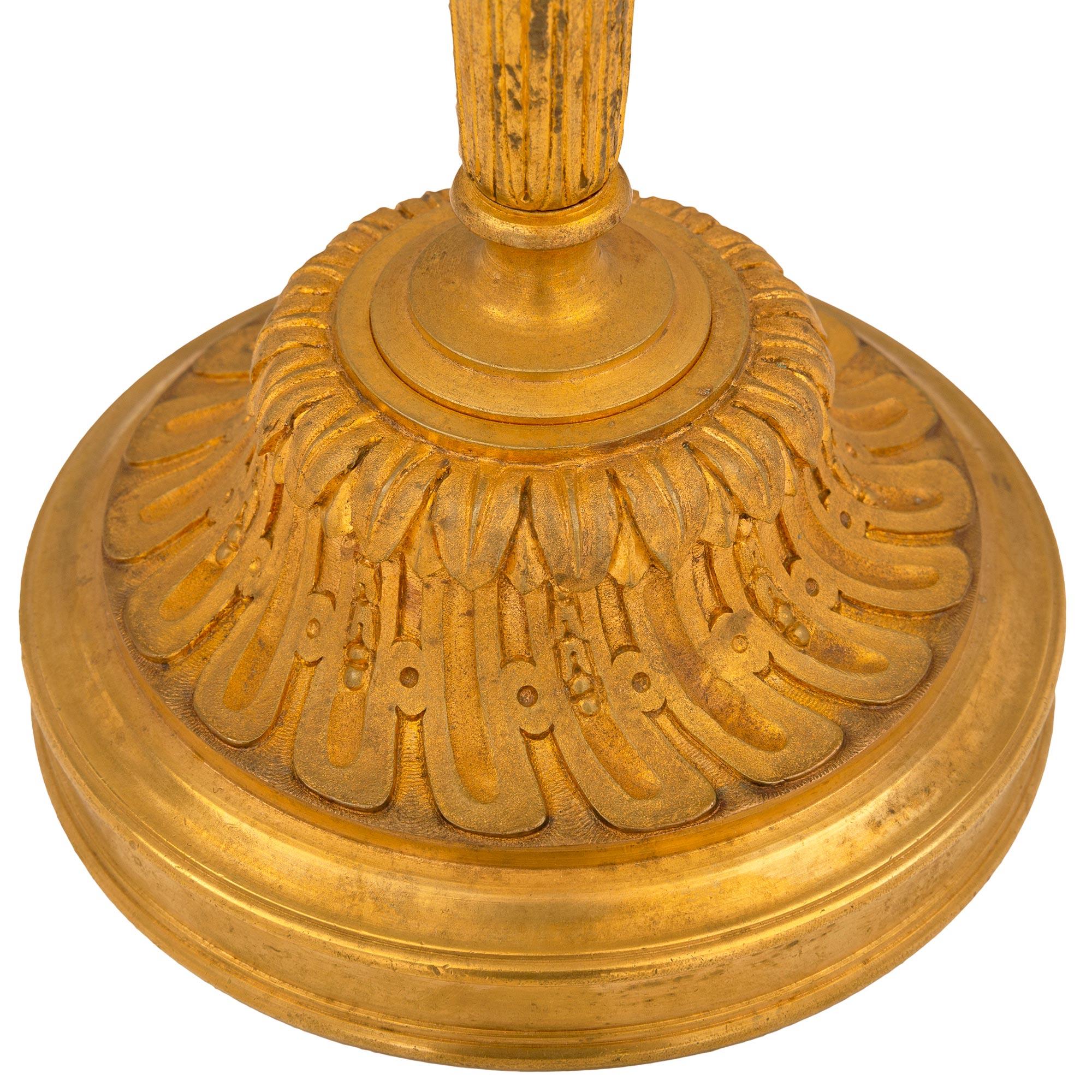 Paire de candélabres en bronze doré de style Louis XVI du XIXe siècle français en vente 3