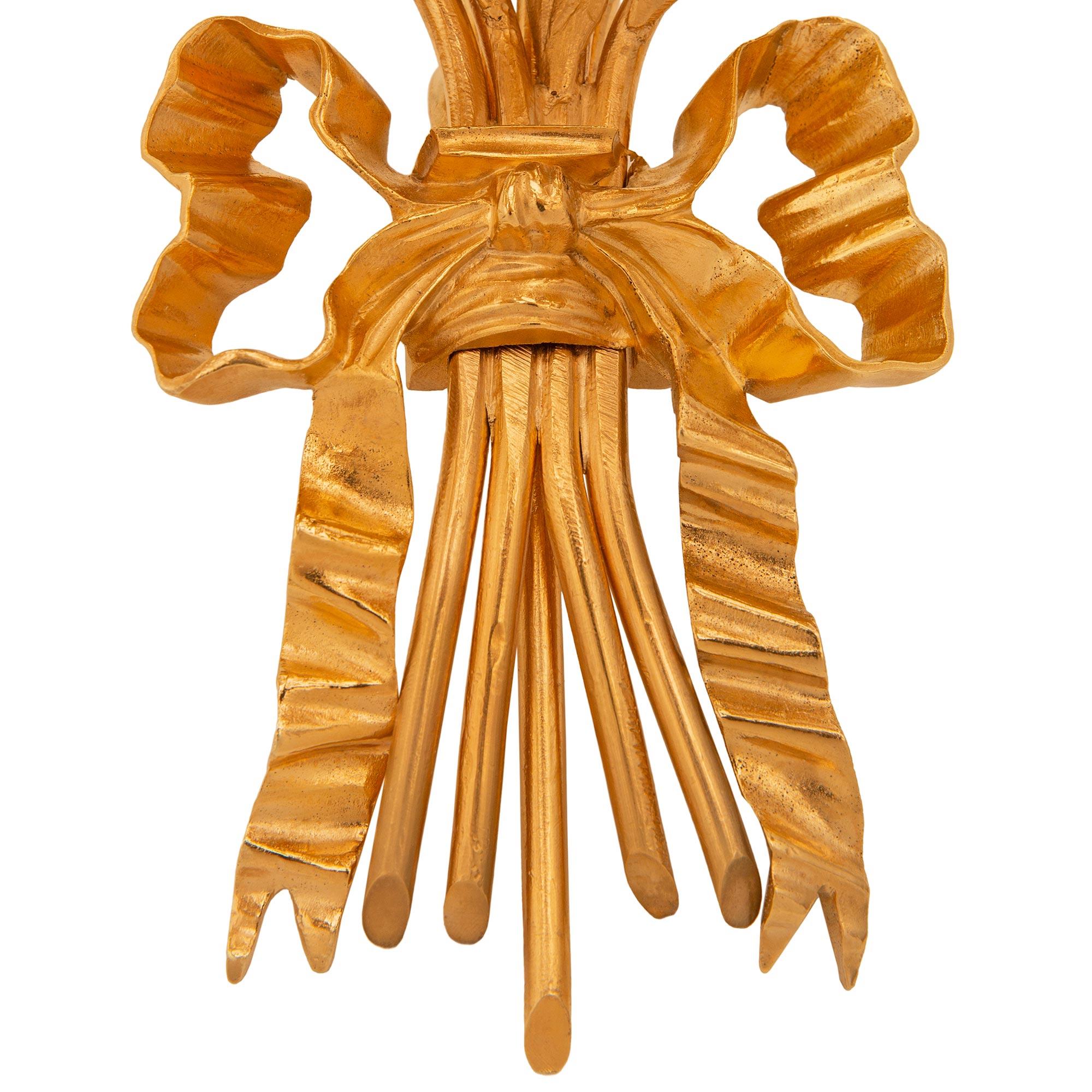 Paar französische Kandelaber aus Ormolu im Stil Louis XVI des 19. im Angebot 1