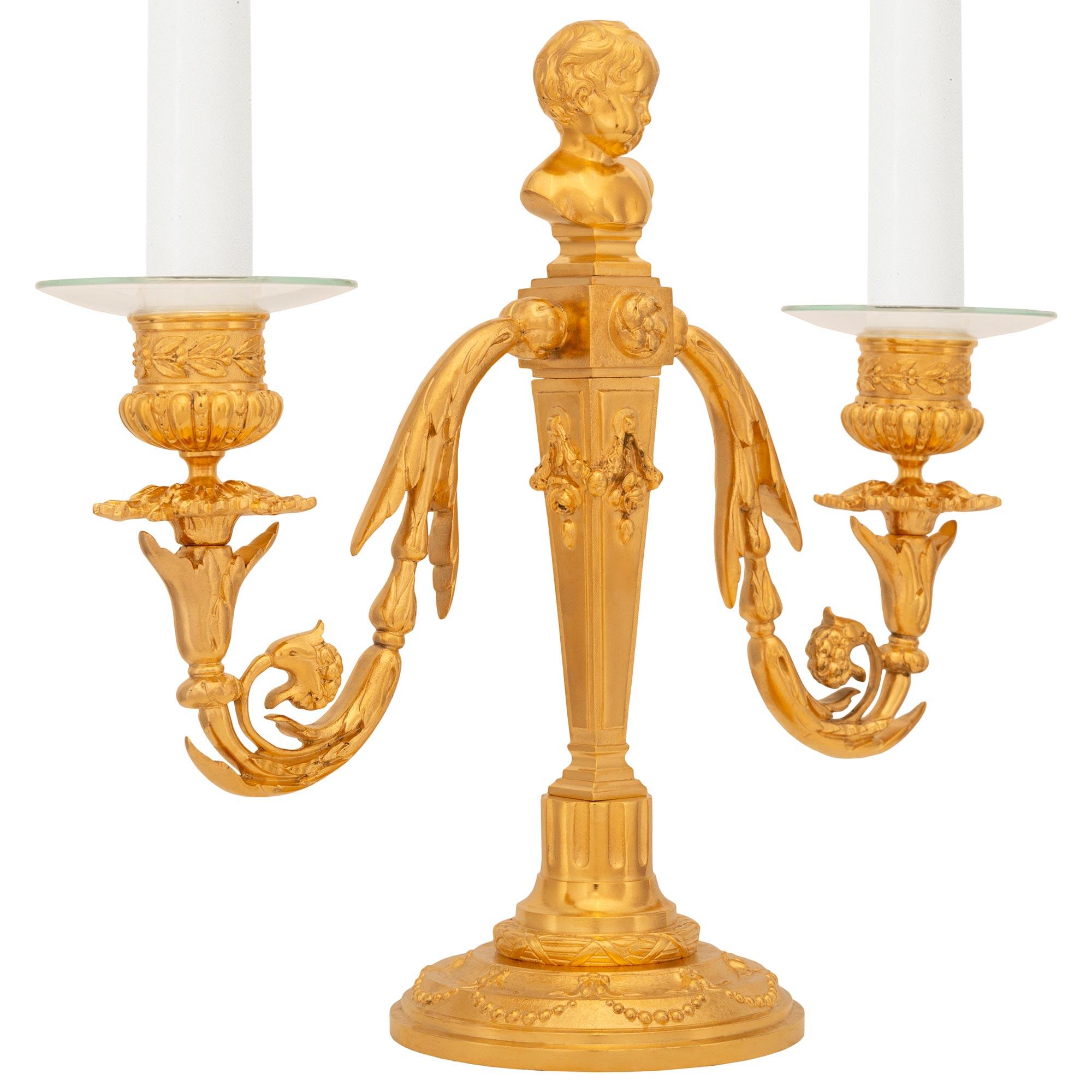 Francese coppia di candelabri francesi del XIX secolo in stile Luigi XVI in Ormolu in vendita