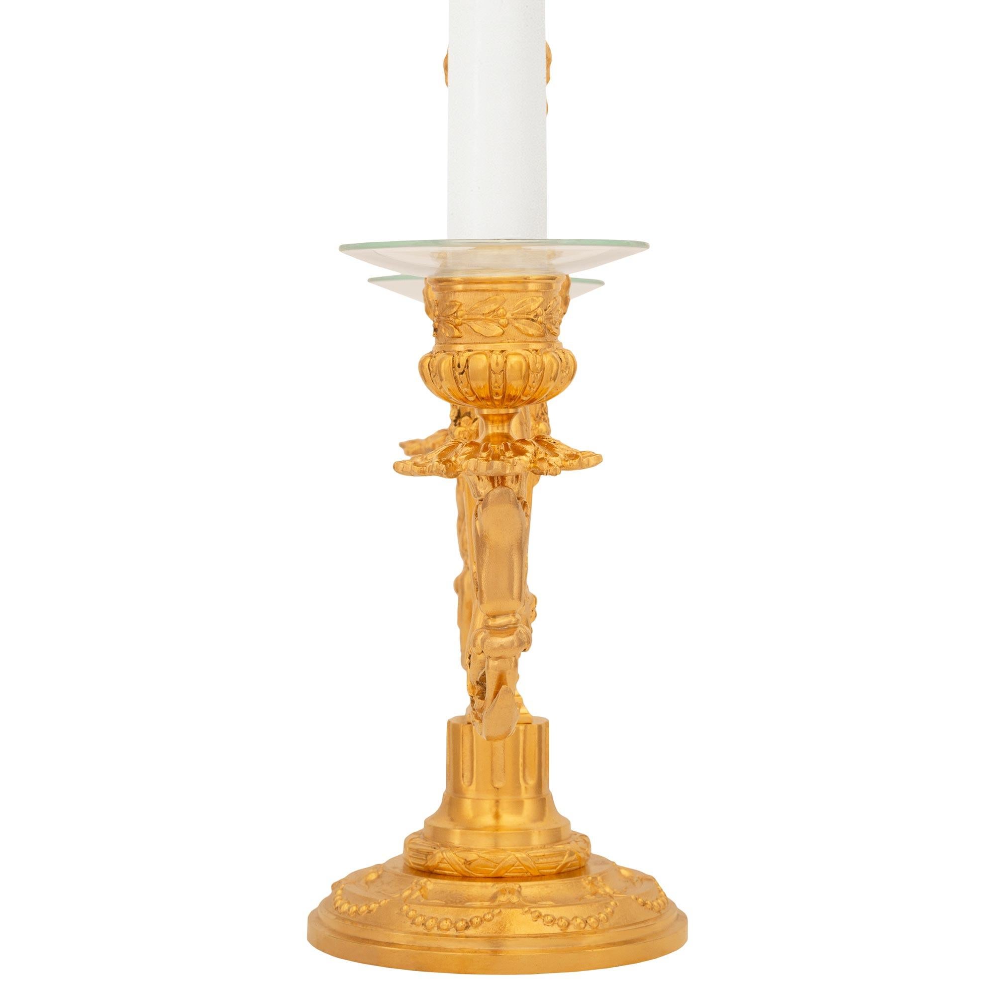 coppia di candelabri francesi del XIX secolo in stile Luigi XVI in Ormolu In condizioni buone in vendita a West Palm Beach, FL