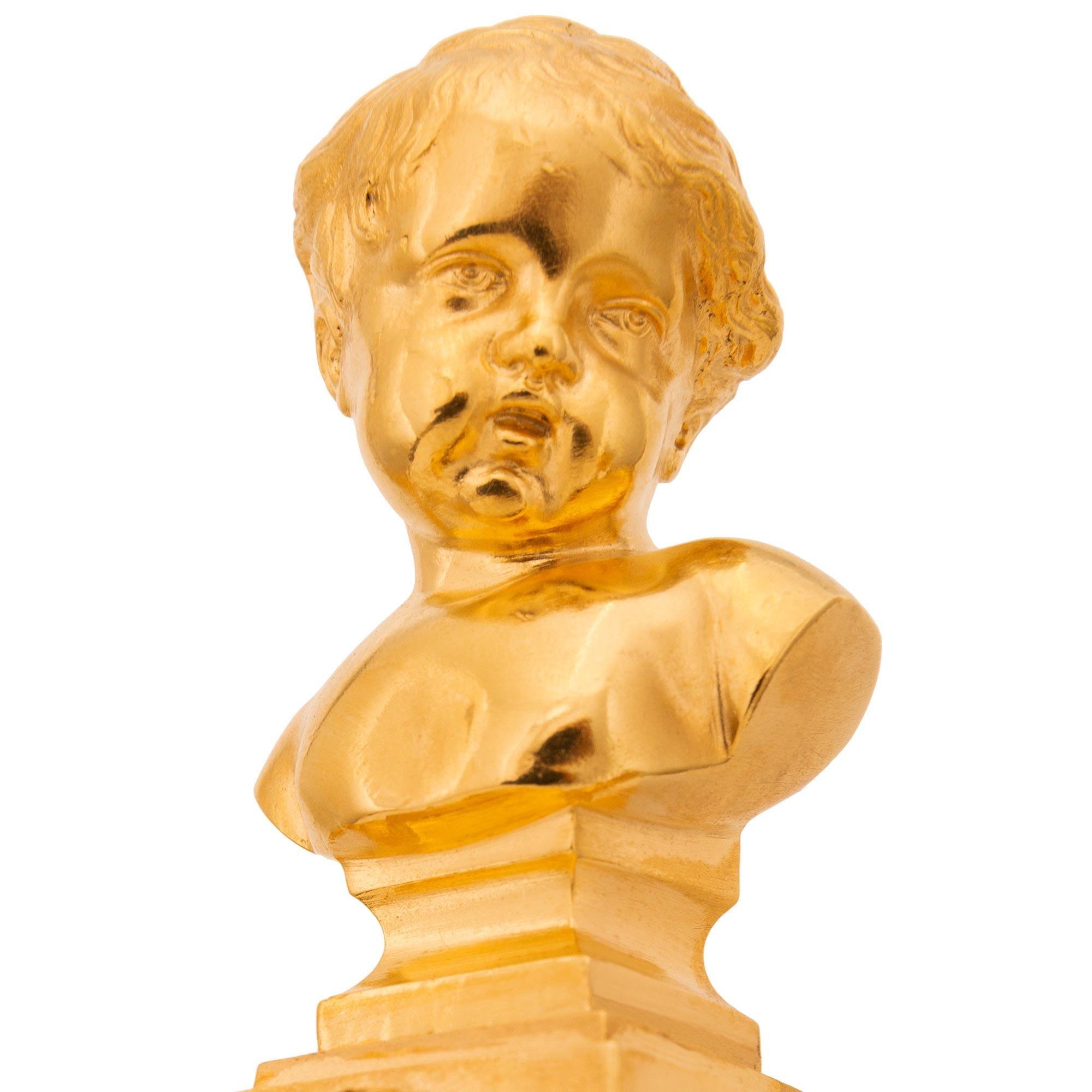 Vetro coppia di candelabri francesi del XIX secolo in stile Luigi XVI in Ormolu in vendita