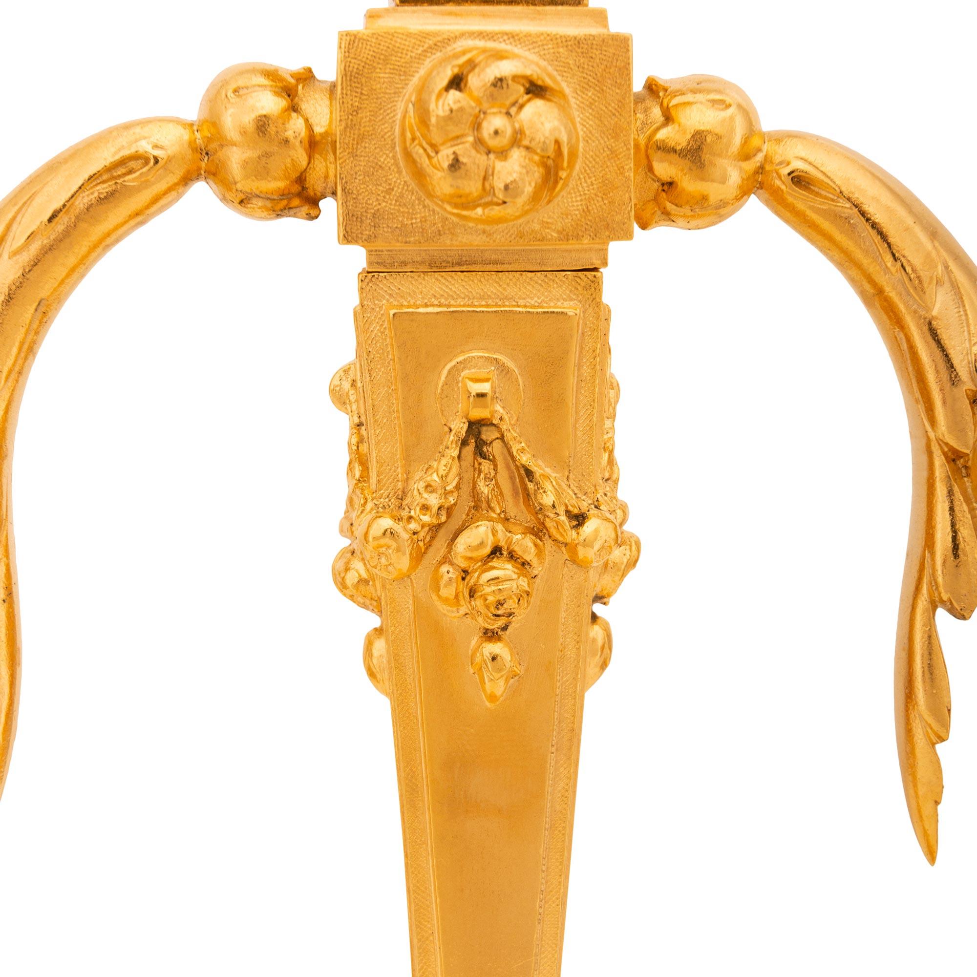 coppia di candelabri francesi del XIX secolo in stile Luigi XVI in Ormolu in vendita 1