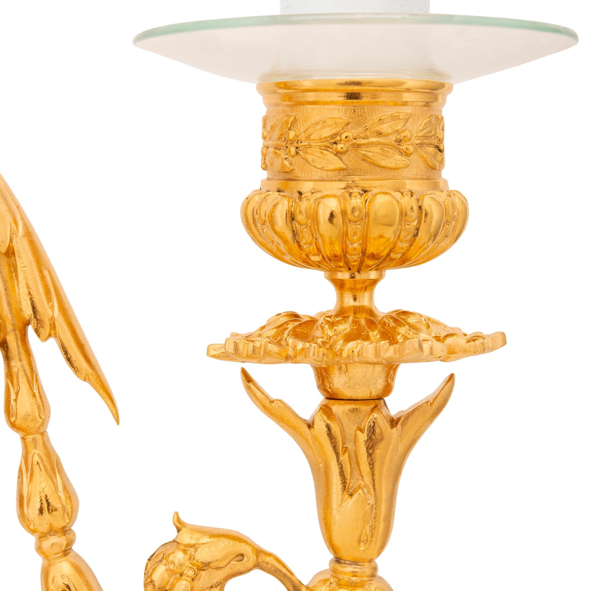 coppia di candelabri francesi del XIX secolo in stile Luigi XVI in Ormolu in vendita 2