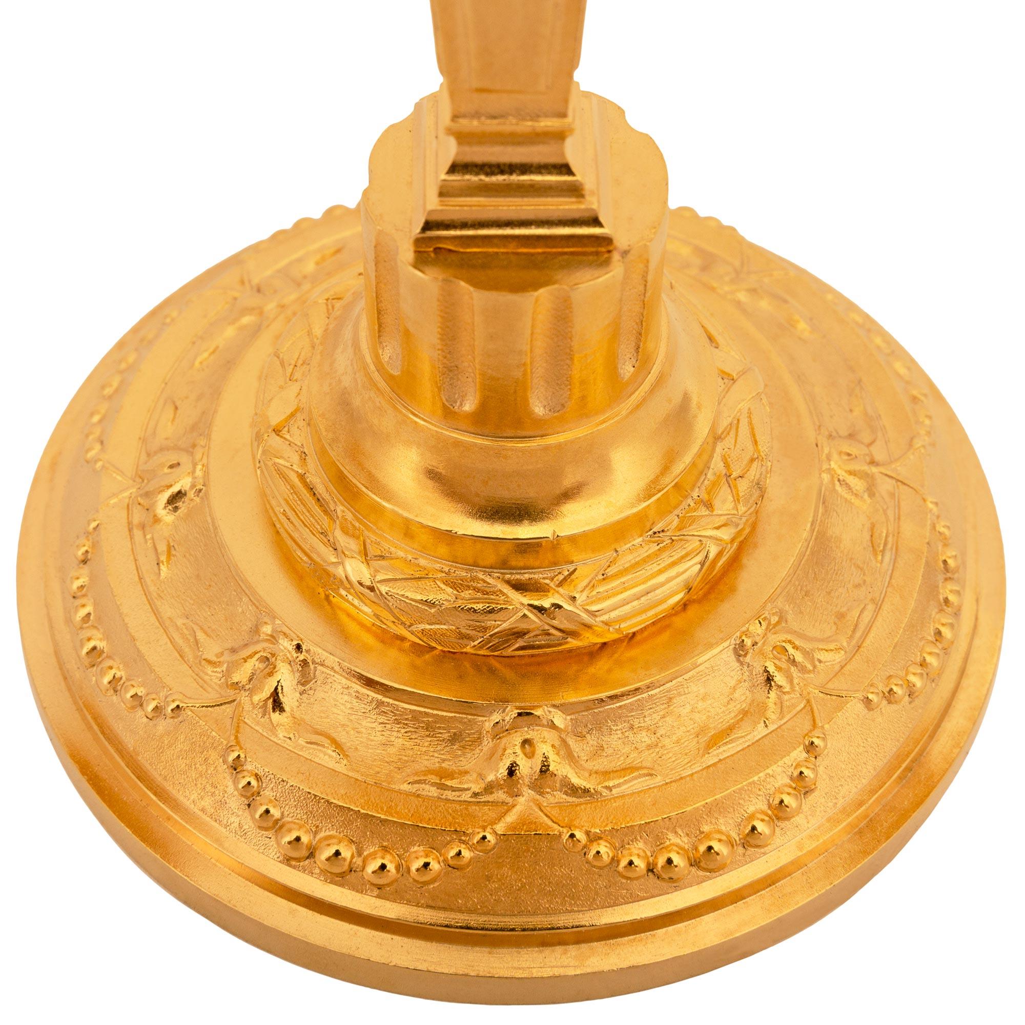 coppia di candelabri francesi del XIX secolo in stile Luigi XVI in Ormolu in vendita 3