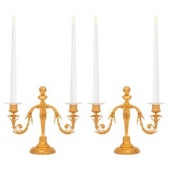 Pareja de candelabros de Ormolu franceses del siglo XIX, estilo Luis XVI