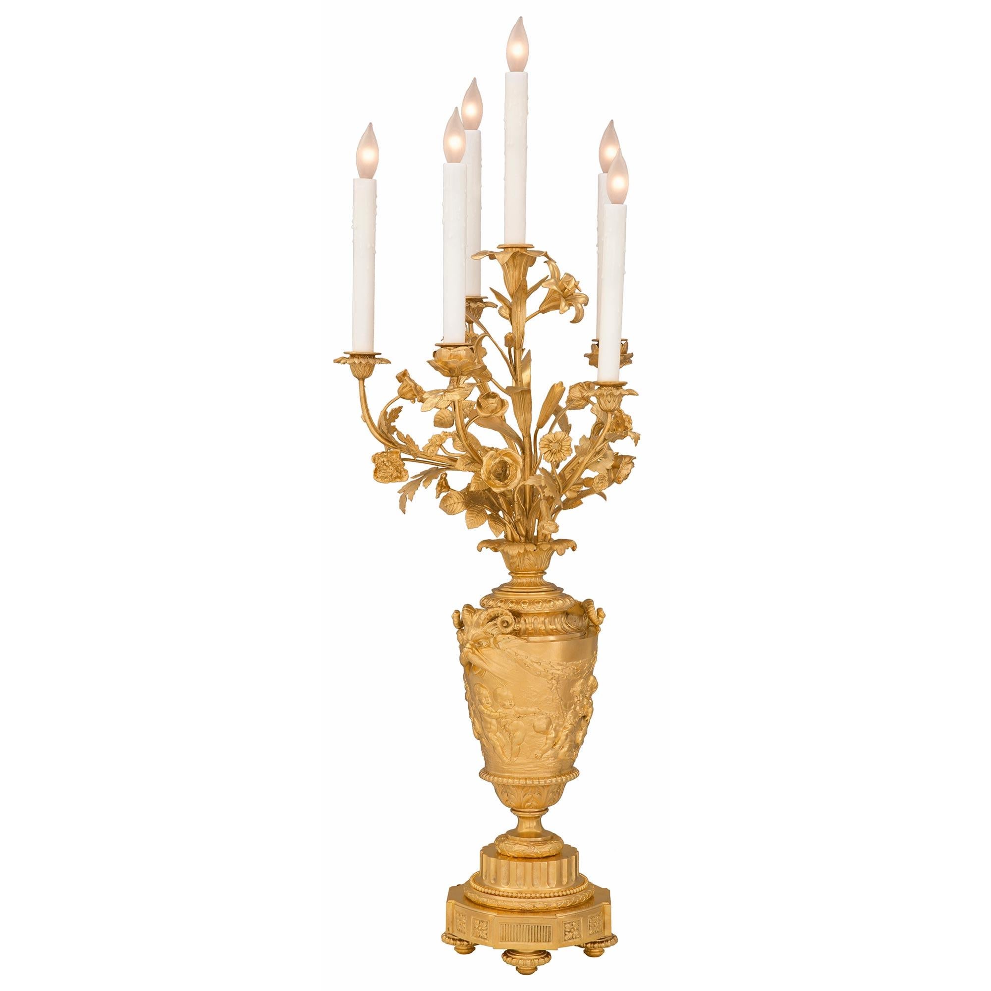 Une paire sensationnelle et de très haute qualité de lampes candélabres en bronze doré de style Louis XVI du 19ème siècle, signées par Victor Paillard et d'après un modèle de John Flaxman. Chaque lampe à cinq bras est surélevée par une fine base de