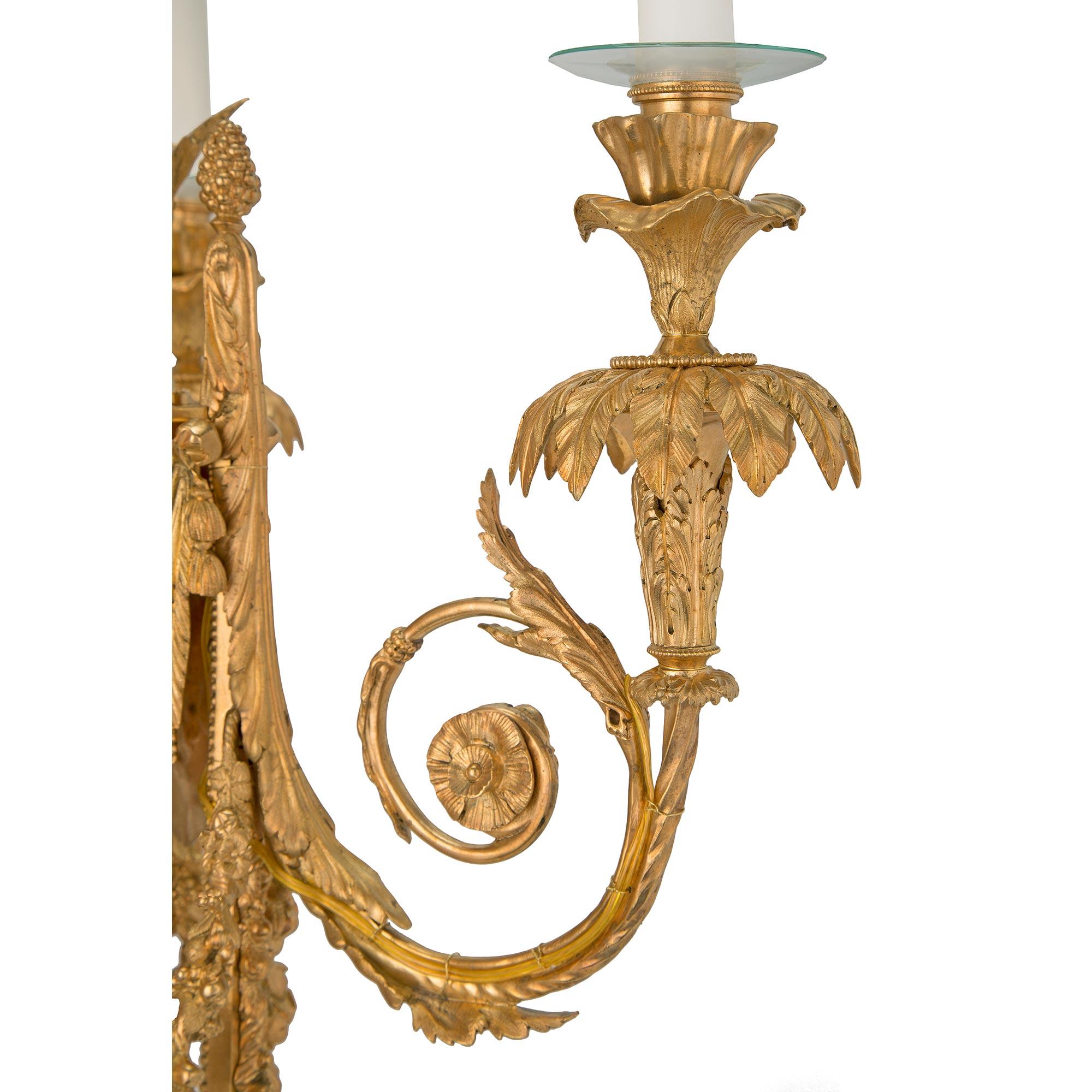 Paire de candélabres en bronze doré de style Louis XVI du XIXe siècle français Bon état - En vente à West Palm Beach, FL
