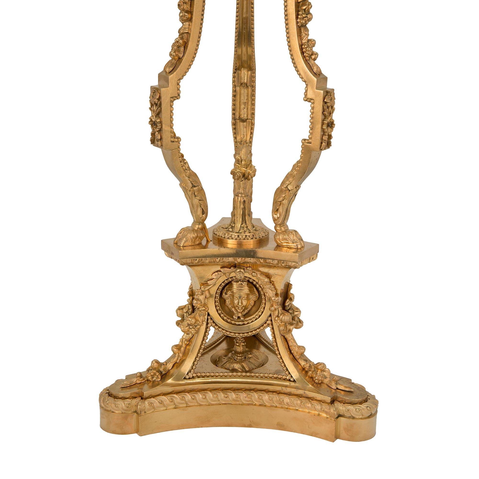 Paar französische Louis XVI-Stil-Goldbronze-Kandelaber aus dem 19. Jahrhundert im Angebot 1