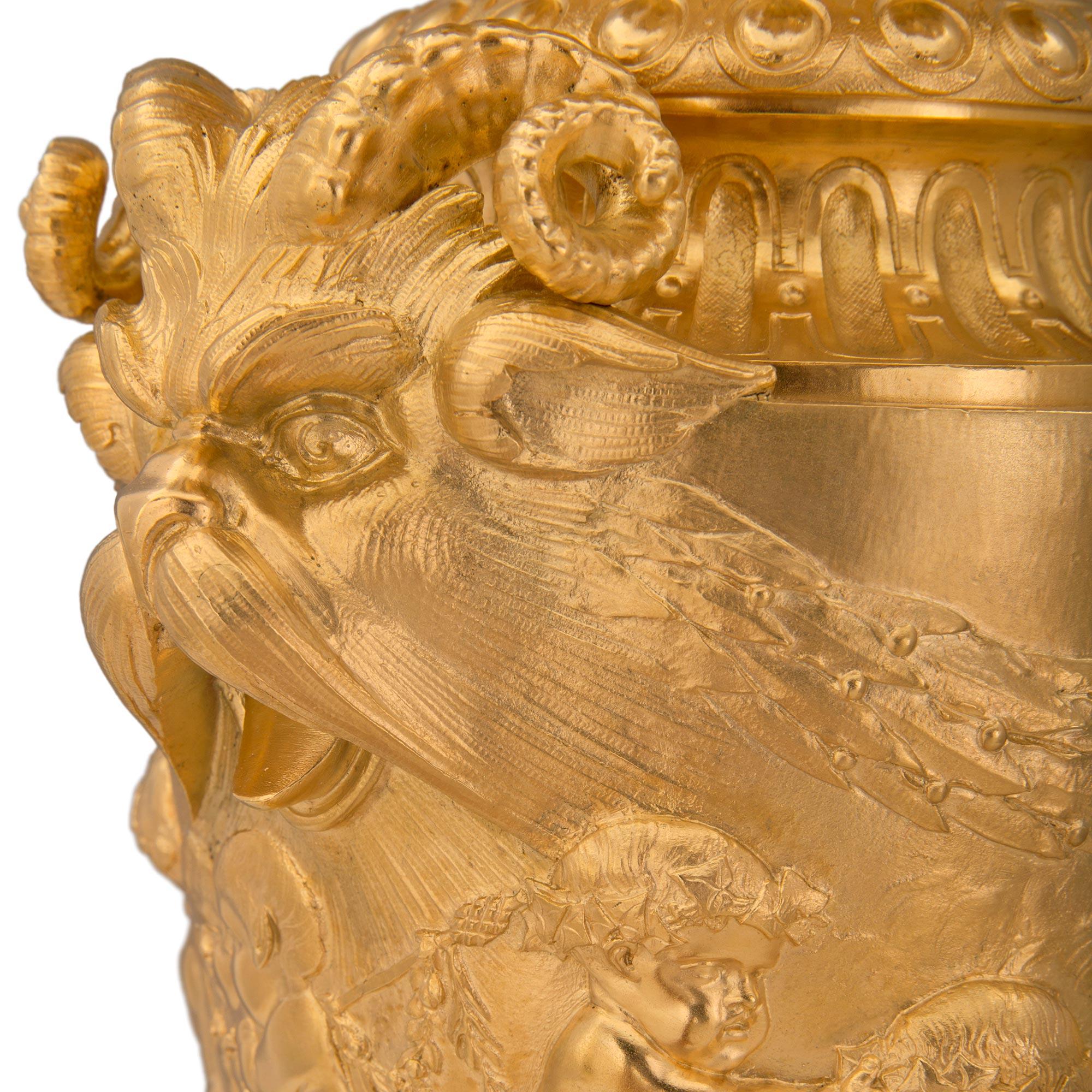 Paire de candélabres en bronze doré de style Louis XVI du XIXe siècle français en vente 2