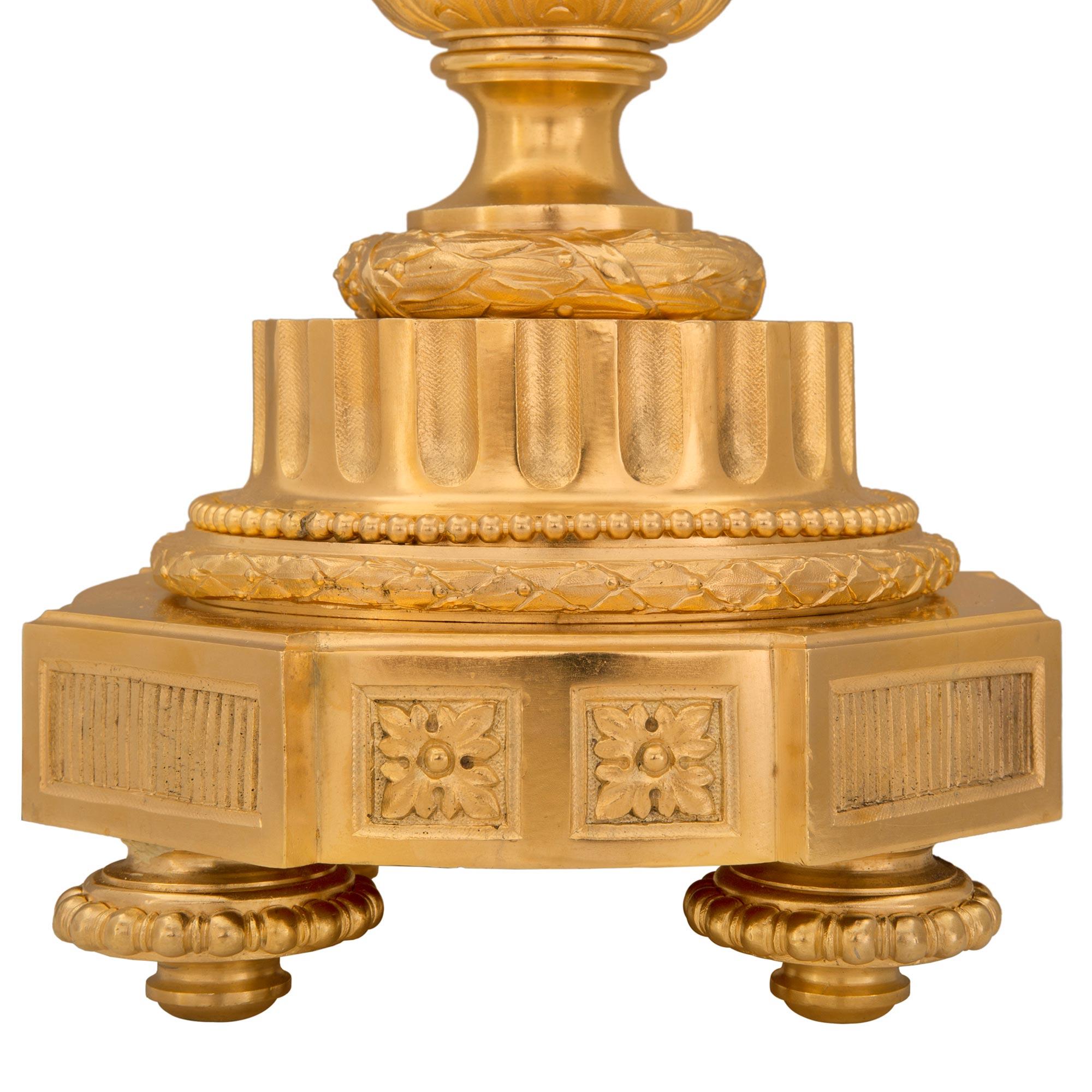 Paire de candélabres en bronze doré de style Louis XVI du XIXe siècle français en vente 4