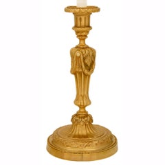 Pareja de candeleros franceses del siglo XIX con ormolu de estilo Luis XVI