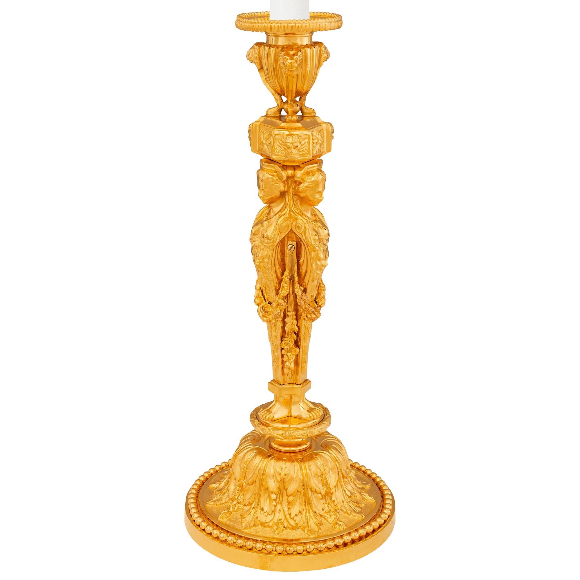 Francese Coppia di candelabri francesi del XIX secolo in stile Luigi XVI in Ormolu. in vendita