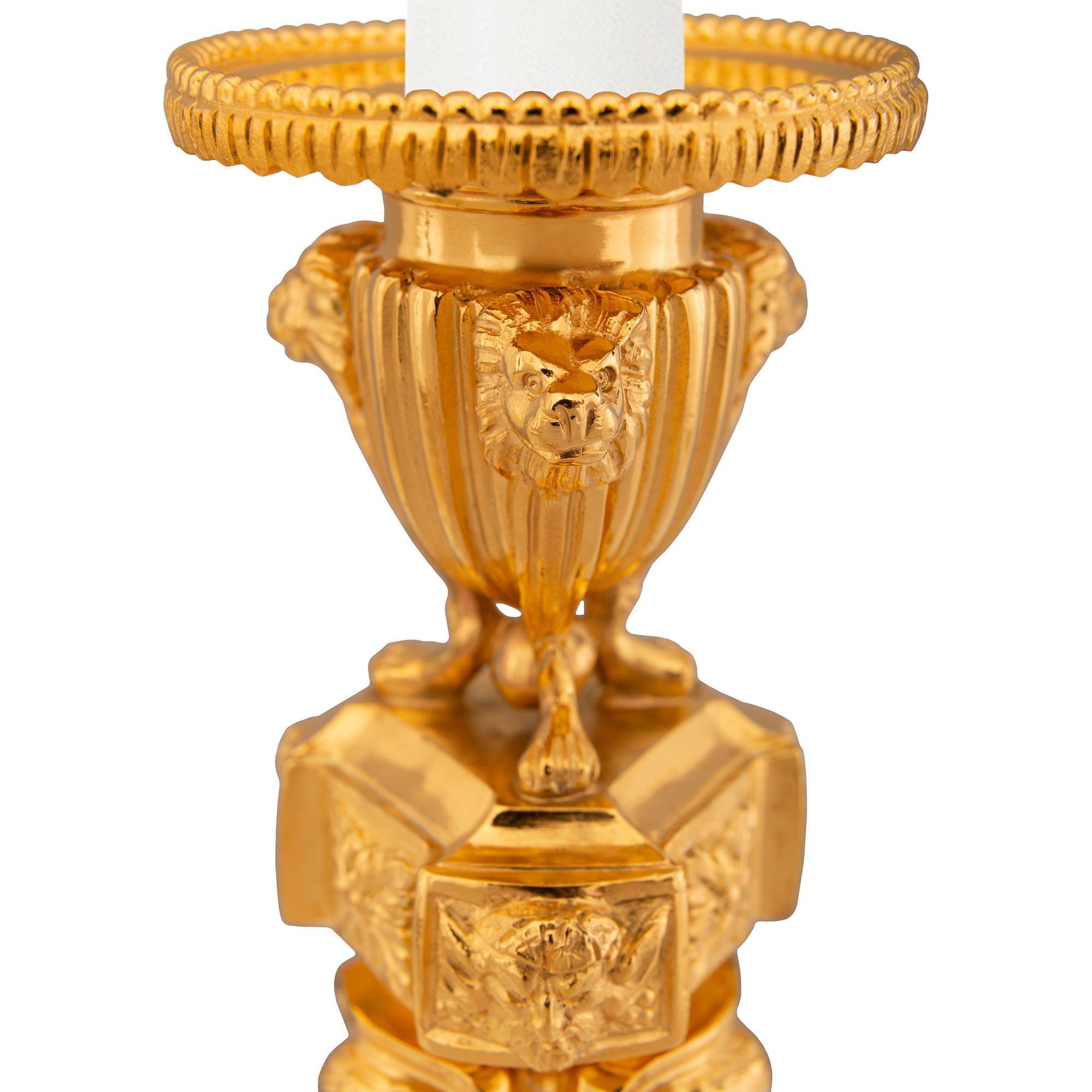 Coppia di candelabri francesi del XIX secolo in stile Luigi XVI in Ormolu. In condizioni buone in vendita a West Palm Beach, FL
