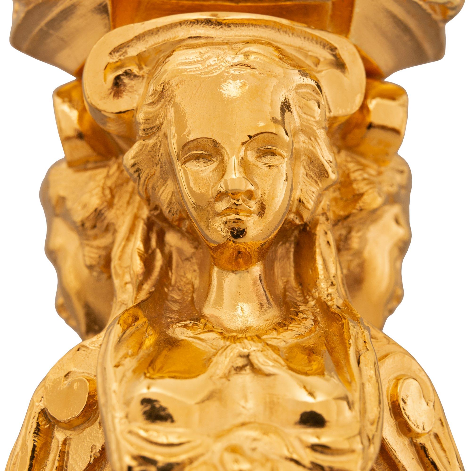 Coppia di candelabri francesi del XIX secolo in stile Luigi XVI in Ormolu. in vendita 1