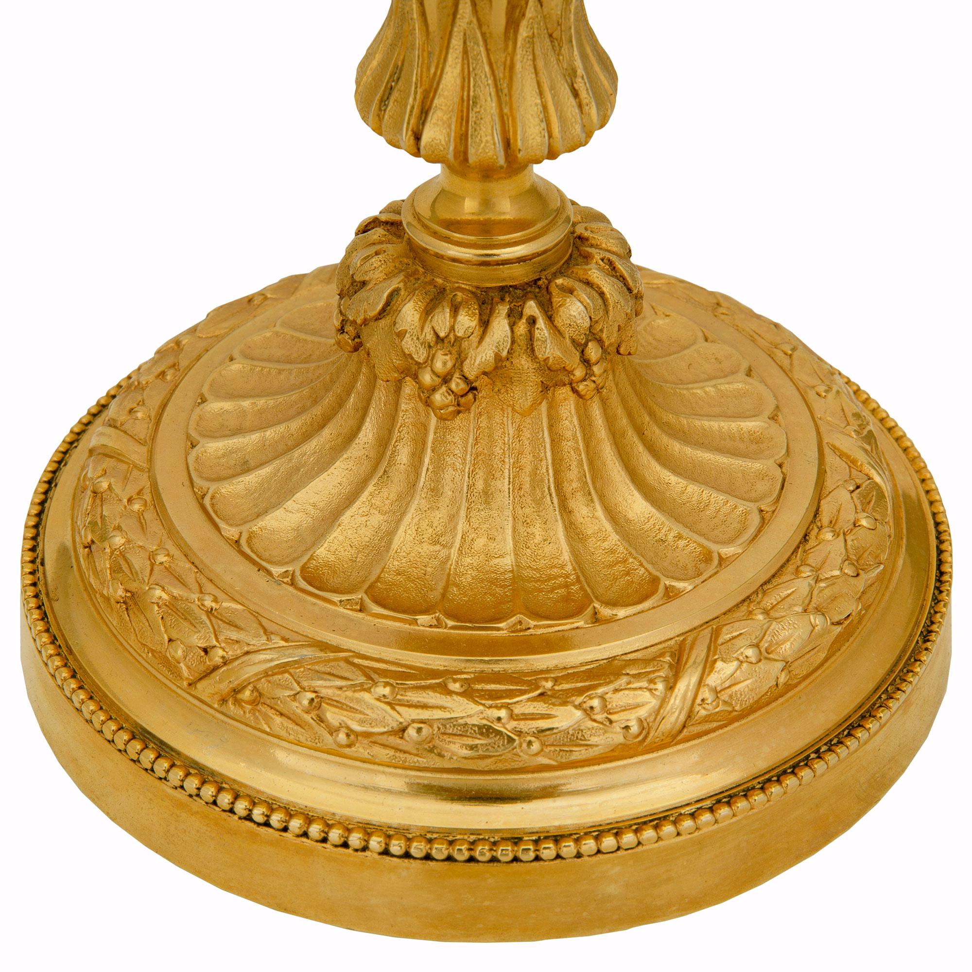 XIXe siècle Paire de bougeoirs en bronze doré de style Louis XVI du 19ème siècle français en vente