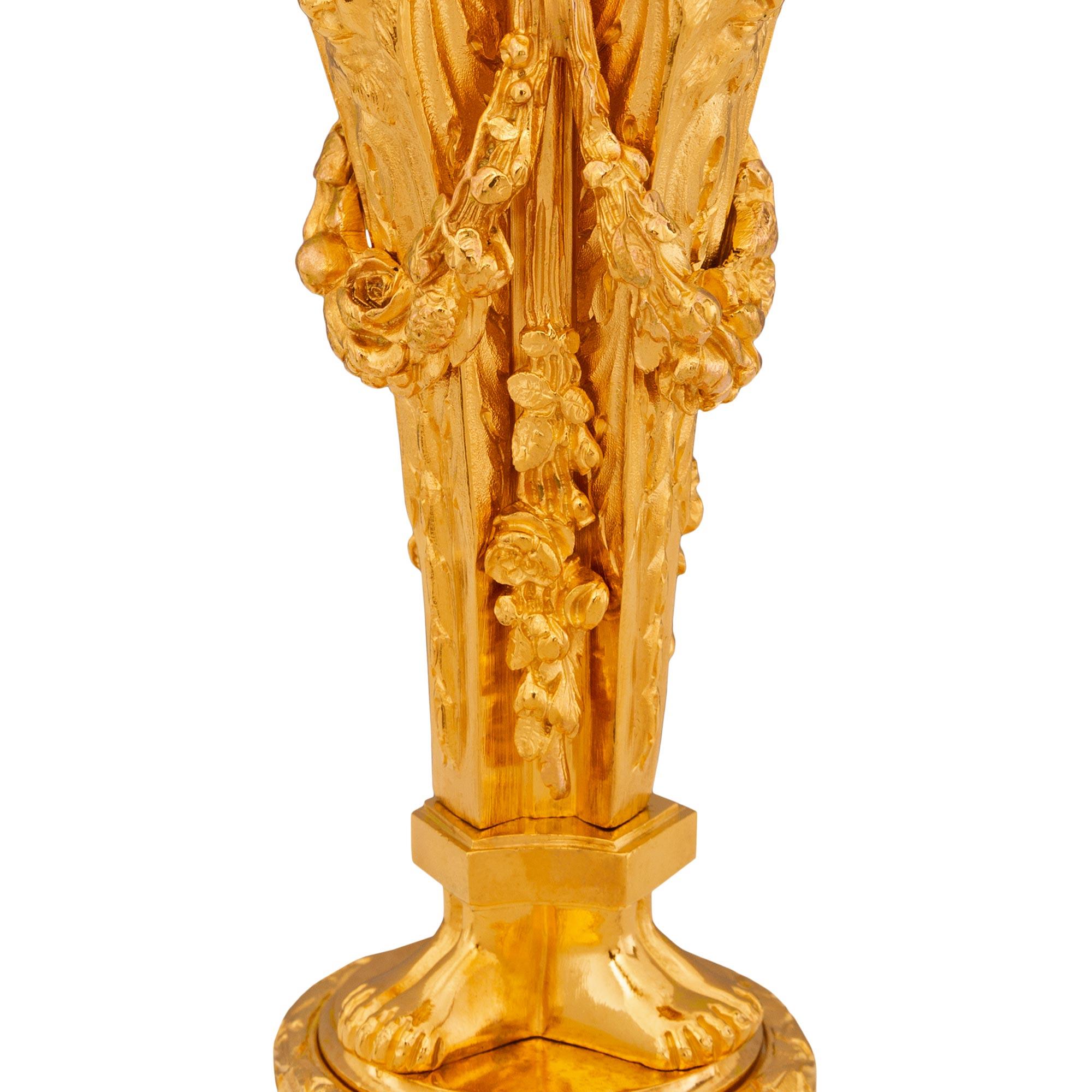 Coppia di candelabri francesi del XIX secolo in stile Luigi XVI in Ormolu. in vendita 2