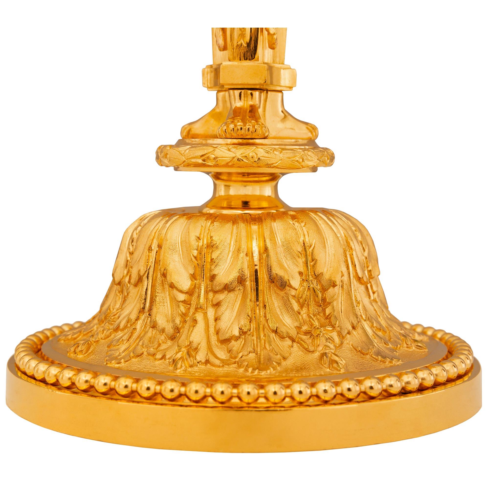 Coppia di candelabri francesi del XIX secolo in stile Luigi XVI in Ormolu. in vendita 3