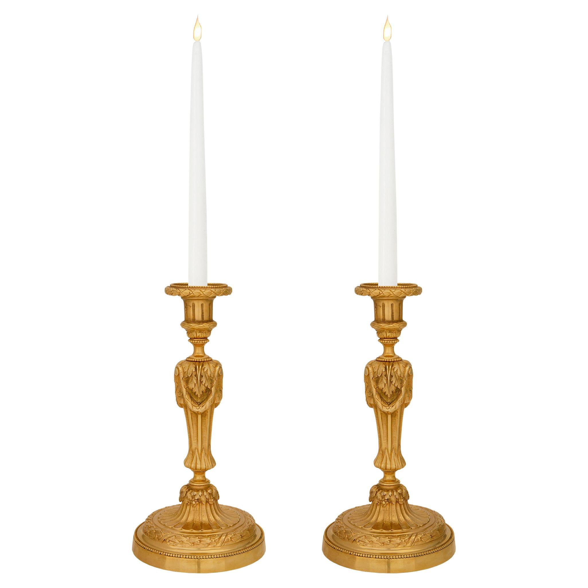 Coppia di candelabri francesi del XIX secolo in stile Luigi XVI con ormolatura