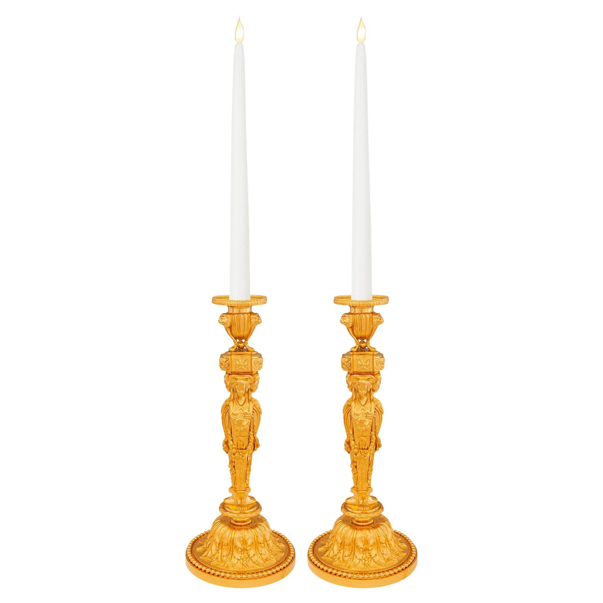 Coppia di candelabri francesi del XIX secolo in stile Luigi XVI in Ormolu.